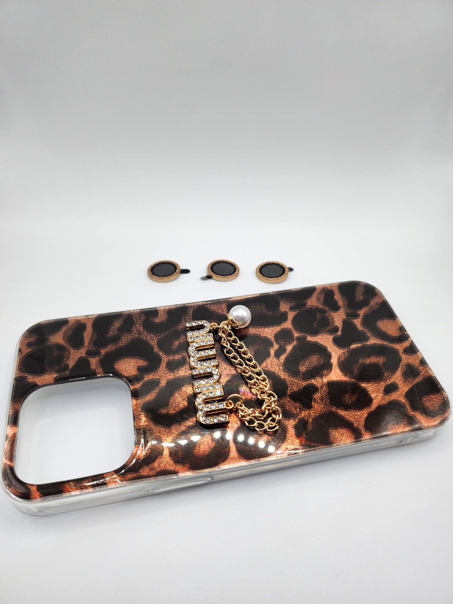 Coque Léopard Chic avec Chaîne & Perle – Protection Élégante avec Bague Caméra