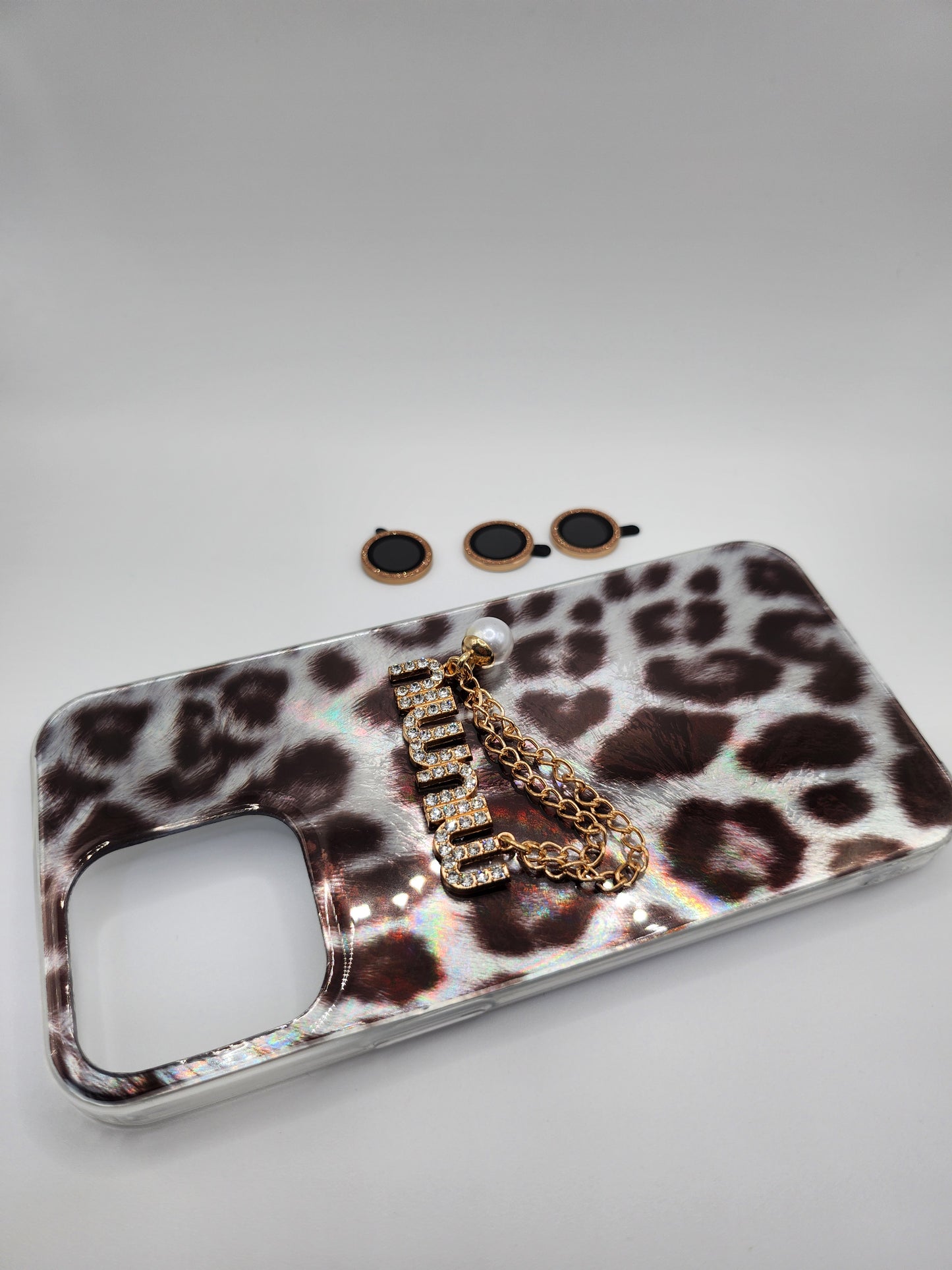Coque Léopard Chic avec Chaîne & Perle – Protection Élégante avec Bague Caméra