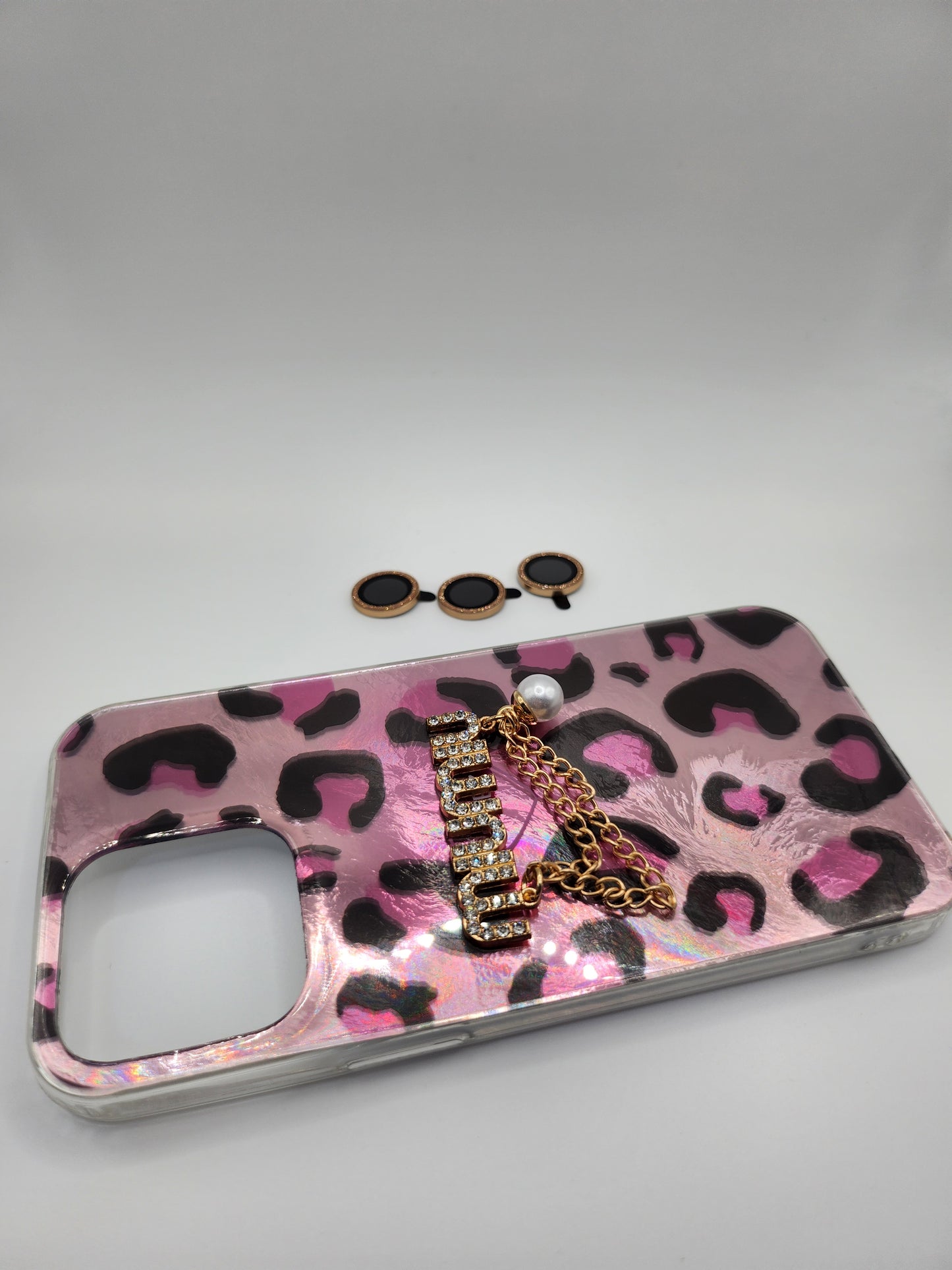 Coque Léopard Chic avec Chaîne & Perle – Protection Élégante avec Bague Caméra