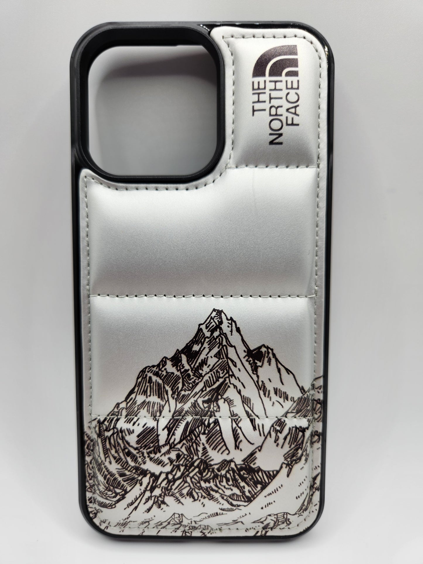 Coque Matelassée The North Face – Motif Montagne, Protection Élégante pour Smartphone