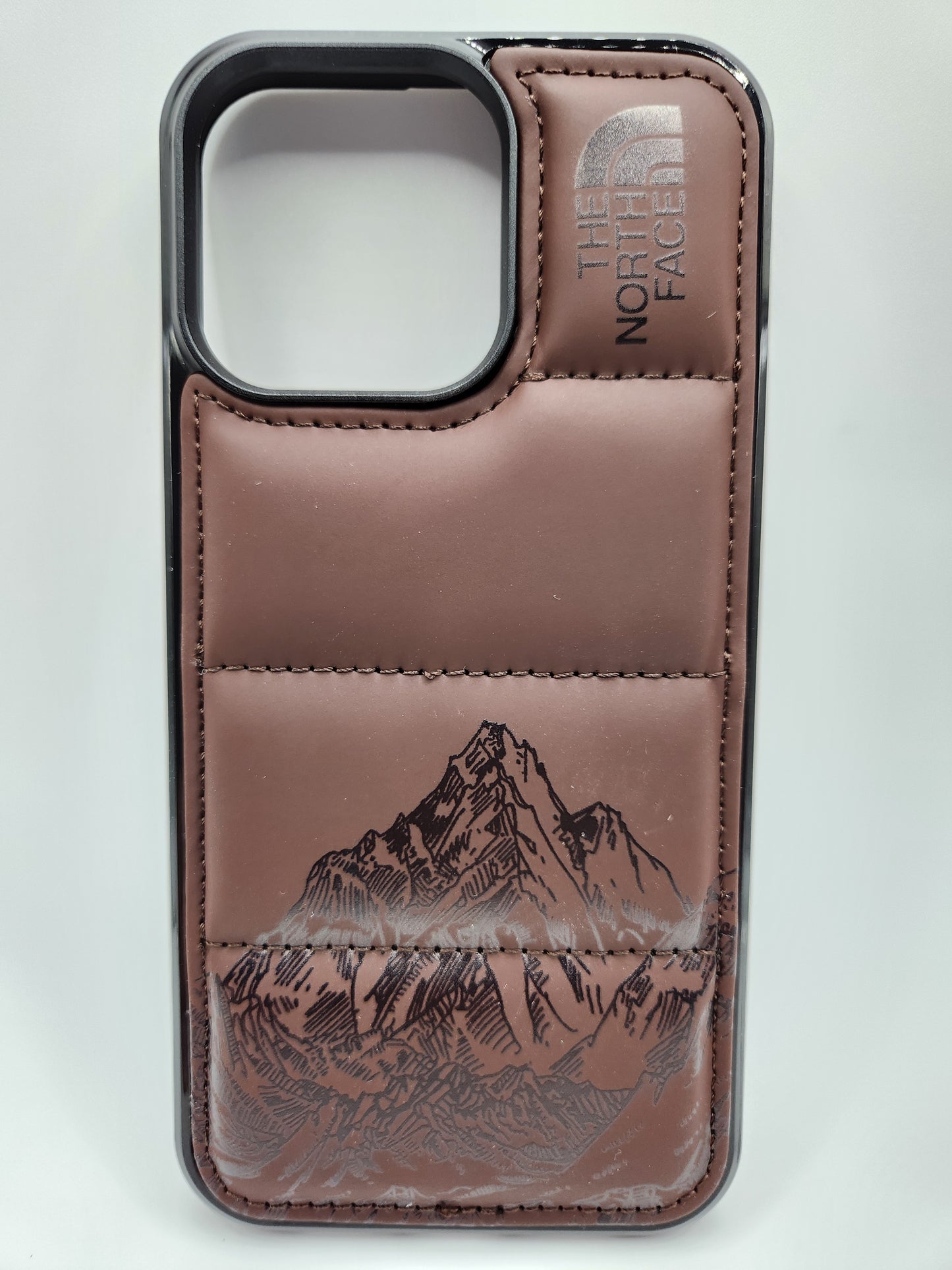 Coque Matelassée The North Face – Motif Montagne, Protection Élégante pour Smartphone