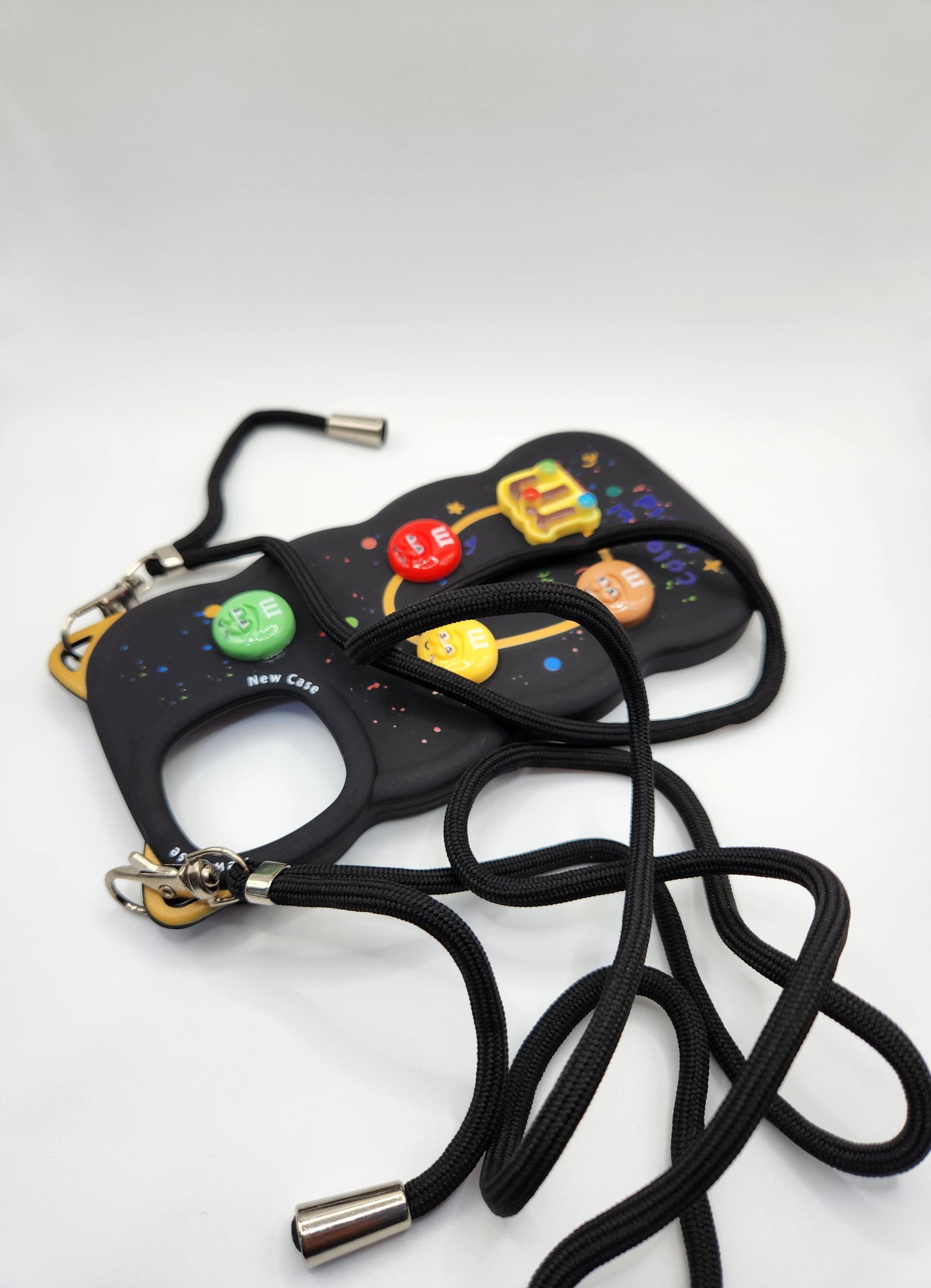 Coque M&amp;M's Colorée avec Cordon – "Colorful World" Noire