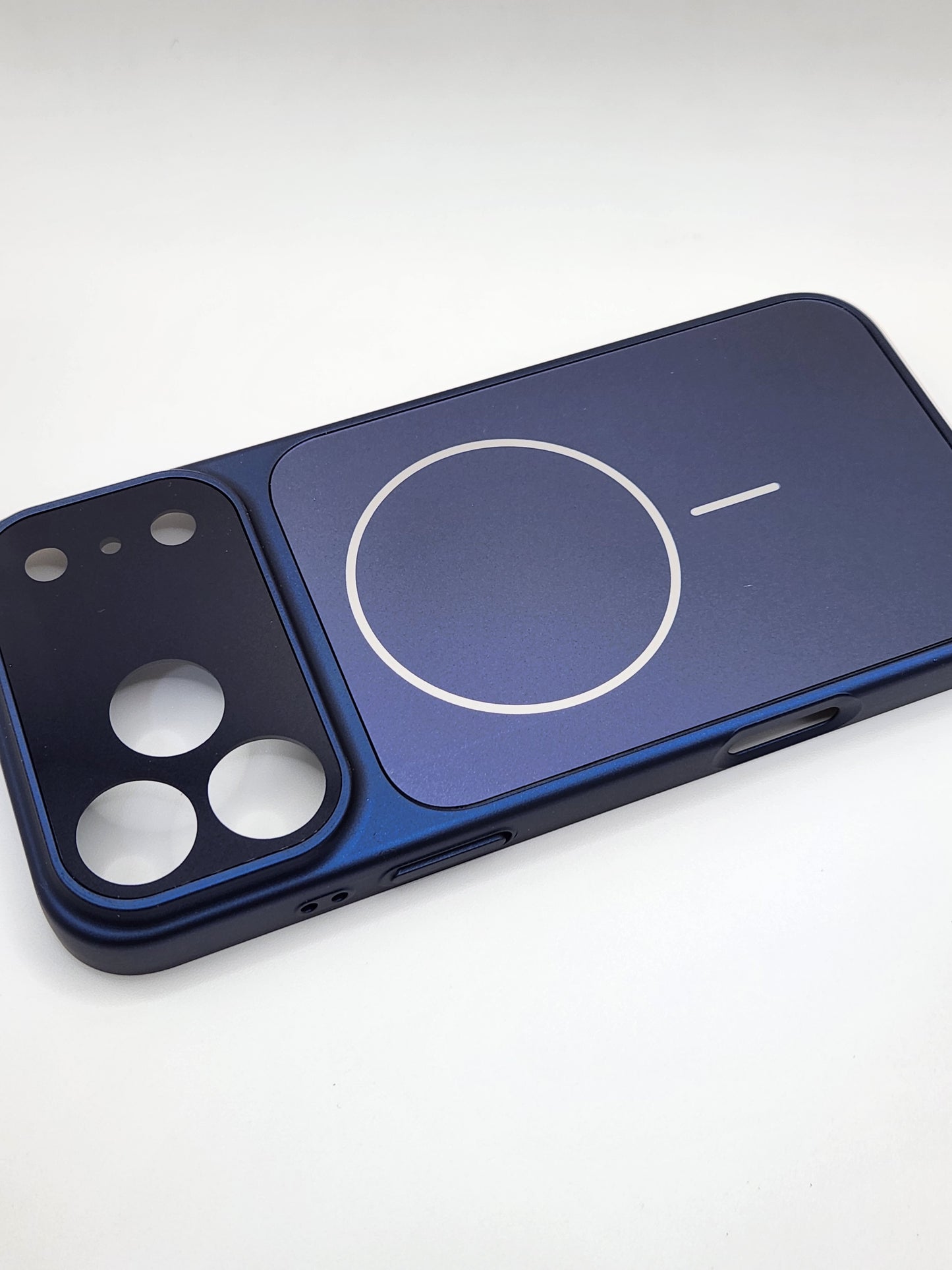 (بوشيط) فاخر لهاتف iPhone 17 Pro Max – حماية أنيقة بتصميم عصري