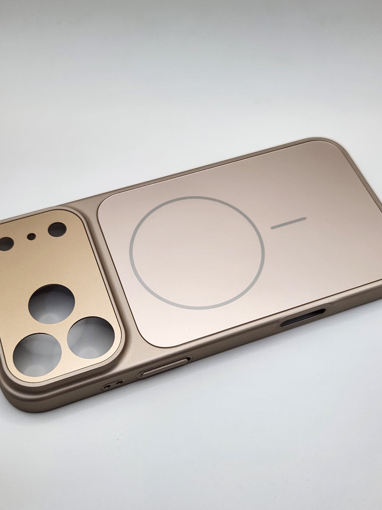 (بوشيط) فاخر لهاتف iPhone 17 Pro Max – حماية أنيقة بتصميم عصري