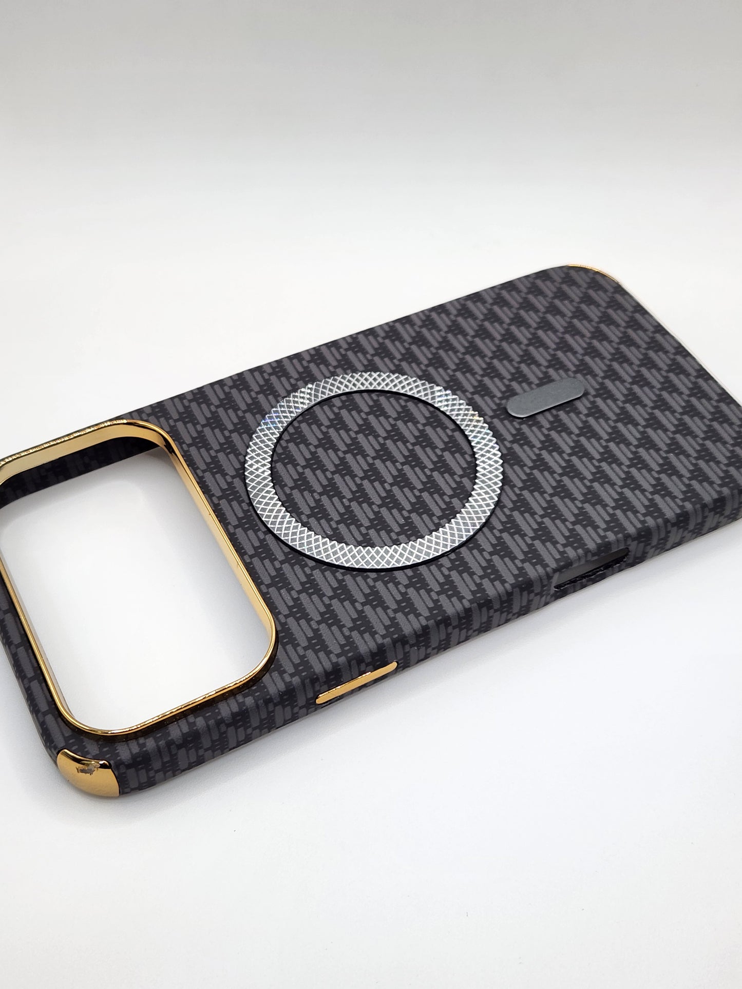 بوشيط آيفون فاخر بصناعة كربونية مع دعم (MagSafe) – حماية أنيقة وقوية (17 PRO MAX)