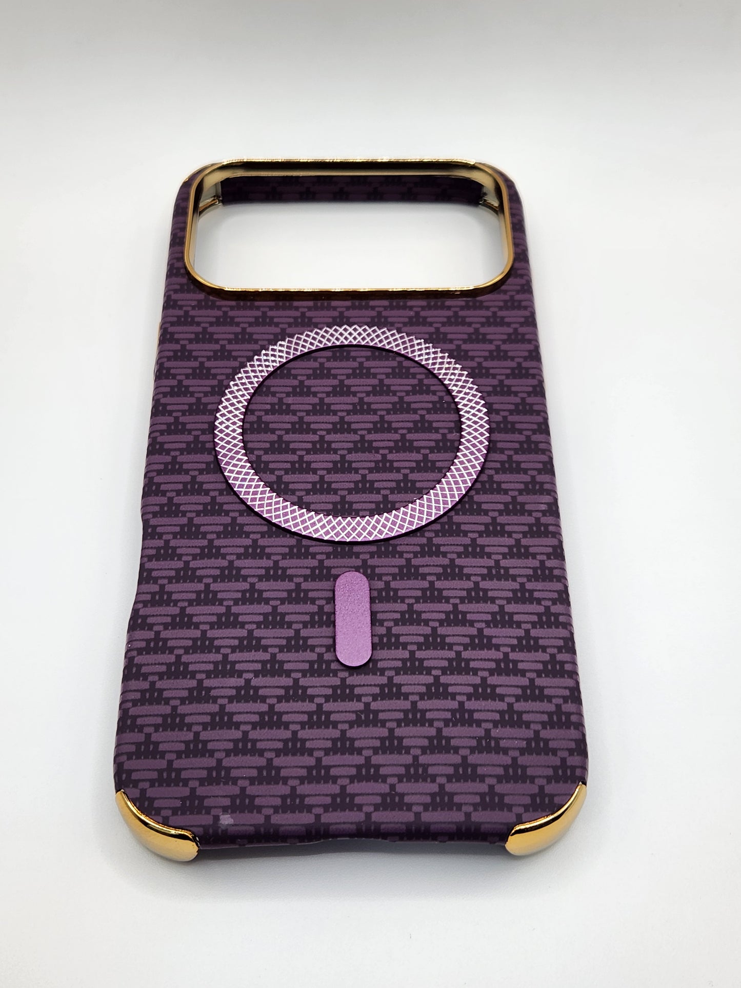 بوشيط آيفون فاخر بصناعة كربونية مع دعم (MagSafe) – حماية أنيقة وقوية (17 PRO MAX)