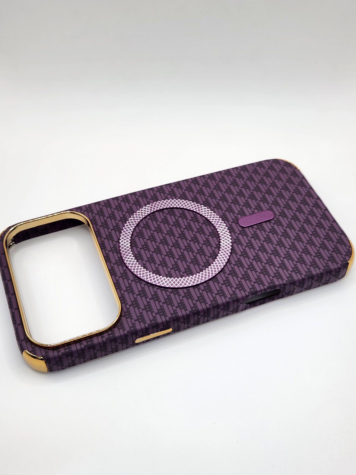 بوشيط آيفون فاخر بصناعة كربونية مع دعم (MagSafe) – حماية أنيقة وقوية (17 PRO MAX)