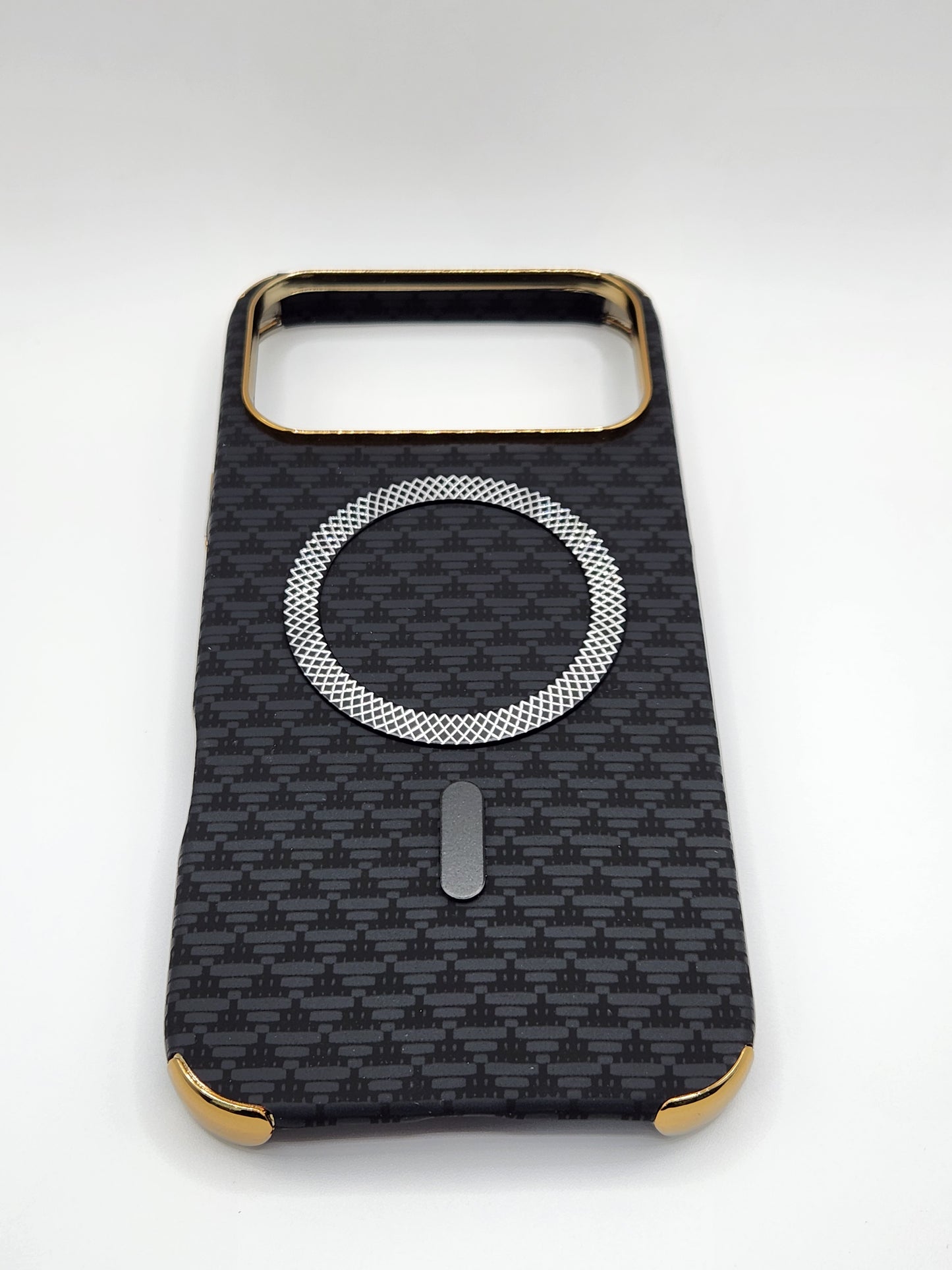 بوشيط آيفون فاخر بصناعة كربونية مع دعم (MagSafe) – حماية أنيقة وقوية (17 PRO MAX)