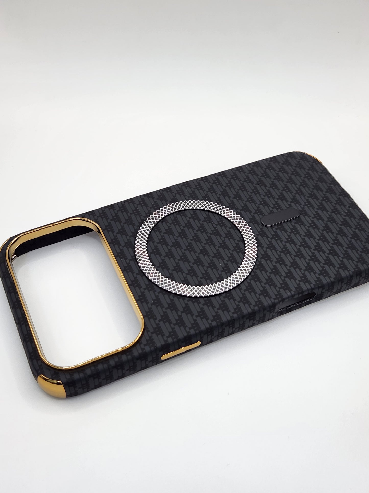 بوشيط آيفون فاخر بصناعة كربونية مع دعم (MagSafe) – حماية أنيقة وقوية (17 PRO MAX)