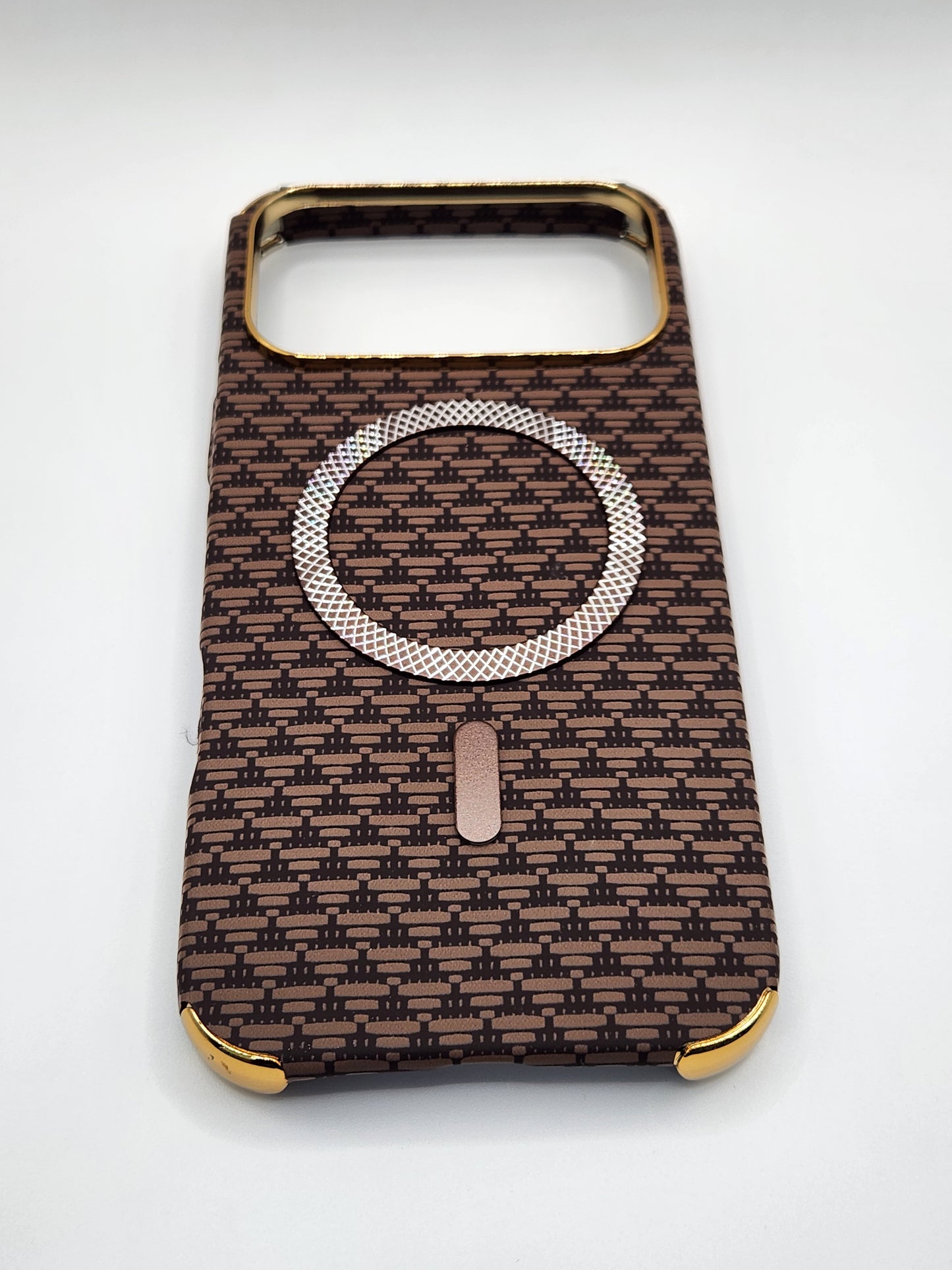 بوشيط آيفون فاخر بصناعة كربونية مع دعم (MagSafe) – حماية أنيقة وقوية (17 PRO MAX)