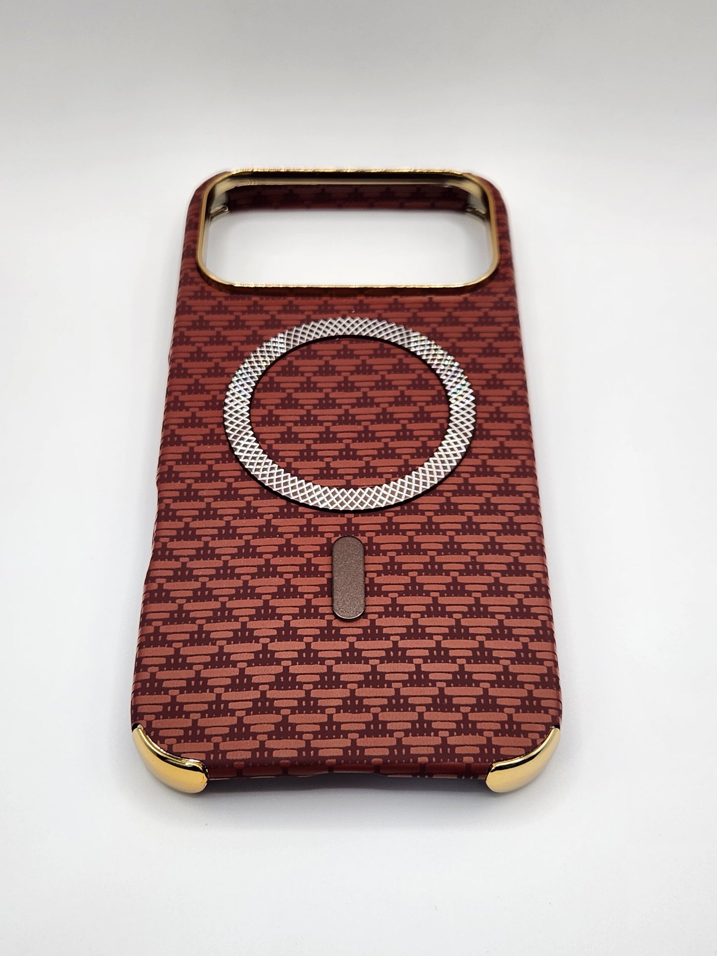 بوشيط آيفون فاخر بصناعة كربونية مع دعم (MagSafe) – حماية أنيقة وقوية (17 PRO MAX)