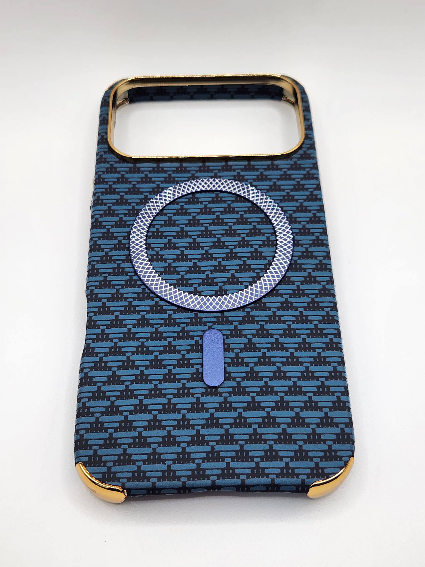 بوشيط آيفون فاخر بصناعة كربونية مع دعم (MagSafe) – حماية أنيقة وقوية (17 PRO MAX)