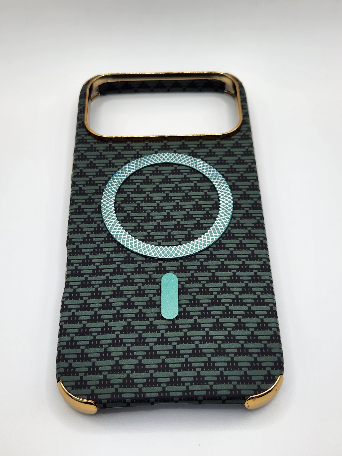 بوشيط آيفون فاخر بصناعة كربونية مع دعم (MagSafe) – حماية أنيقة وقوية (17 PRO MAX)