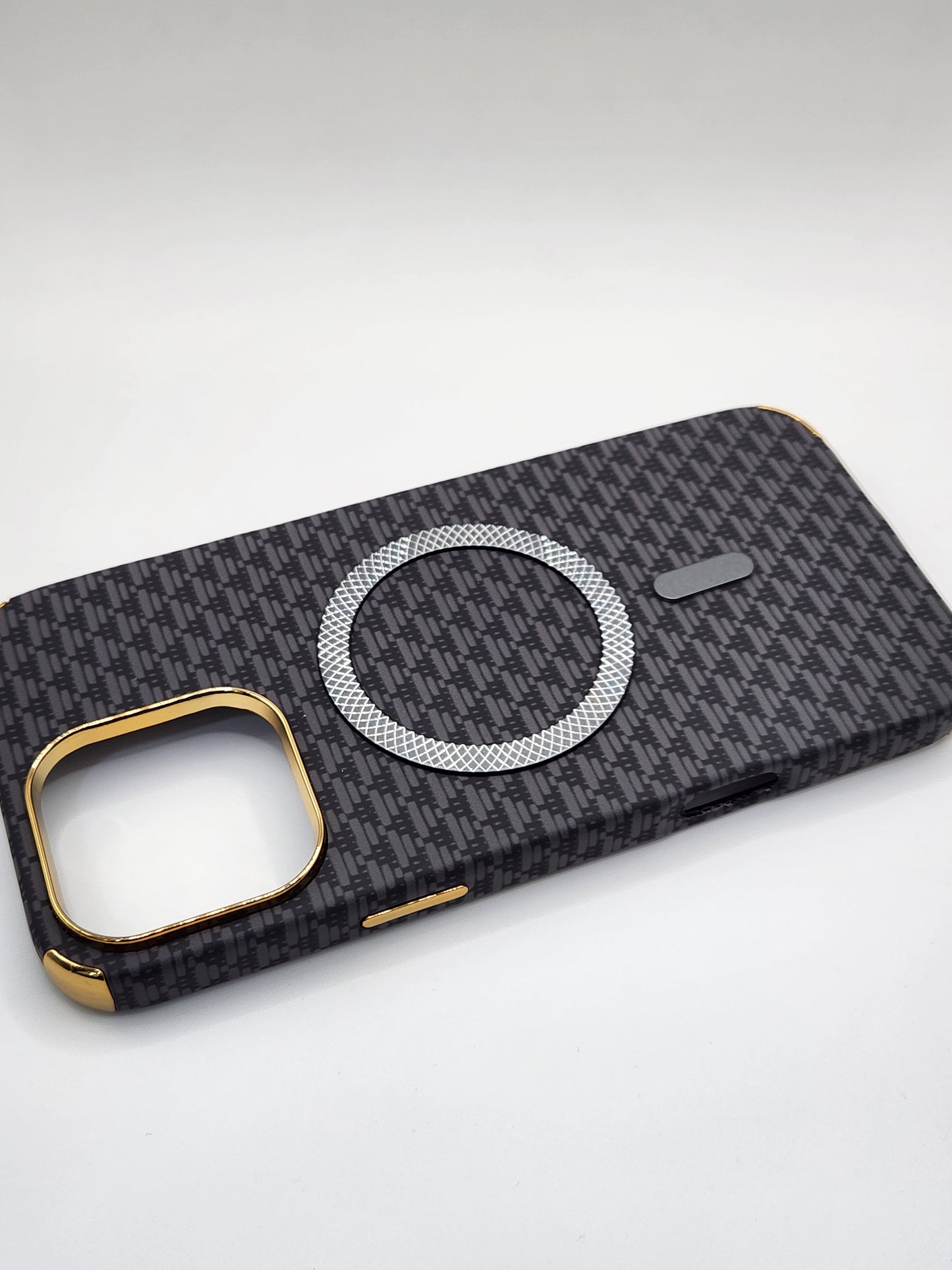 بوشيط آيفون فاخر بصناعة كربونية مع دعم (MagSafe) – حماية أنيقة وقوية (16 PRO MAX)