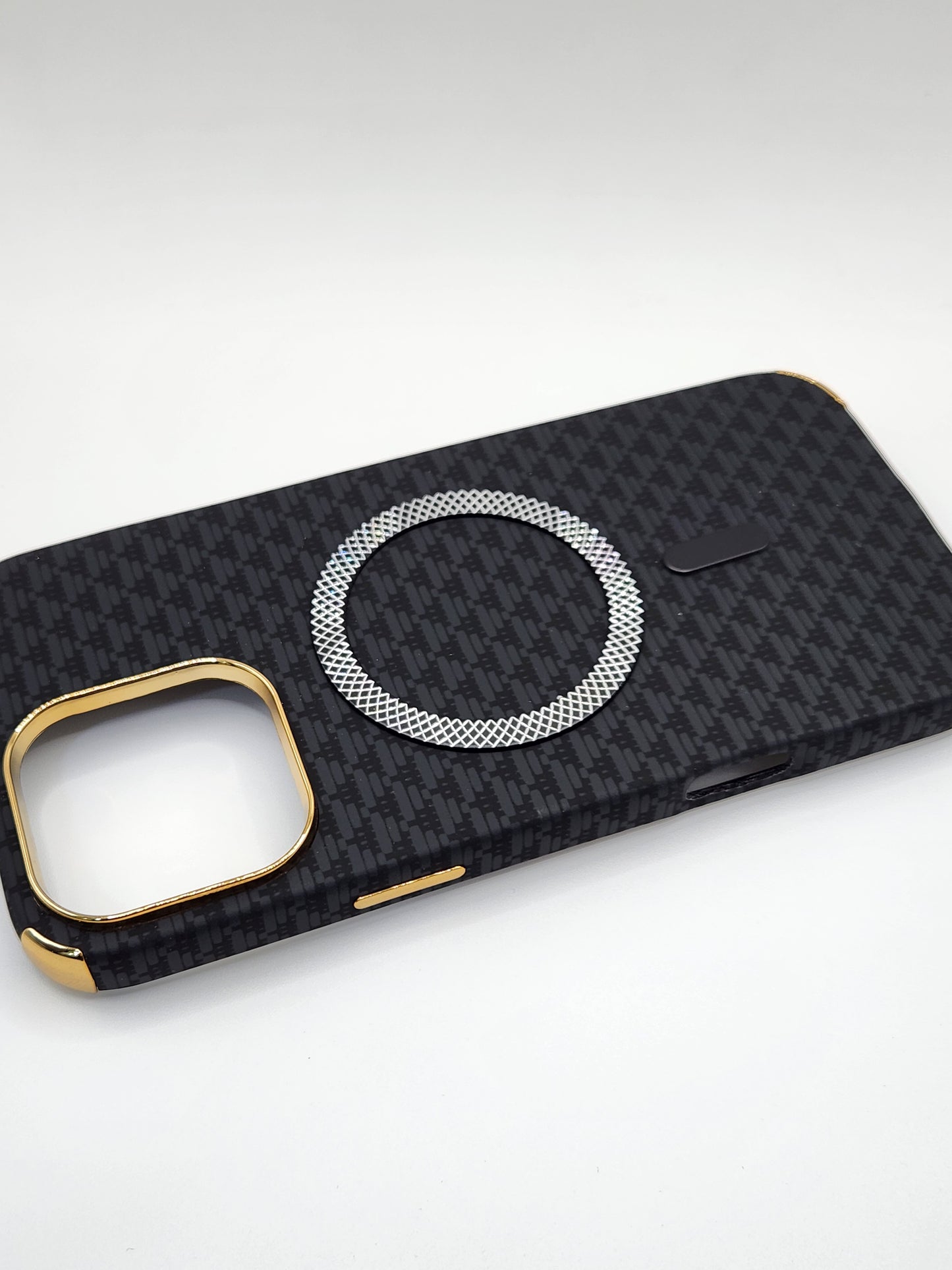 بوشيط آيفون فاخر بصناعة كربونية مع دعم (MagSafe) – حماية أنيقة وقوية (16 PRO MAX)