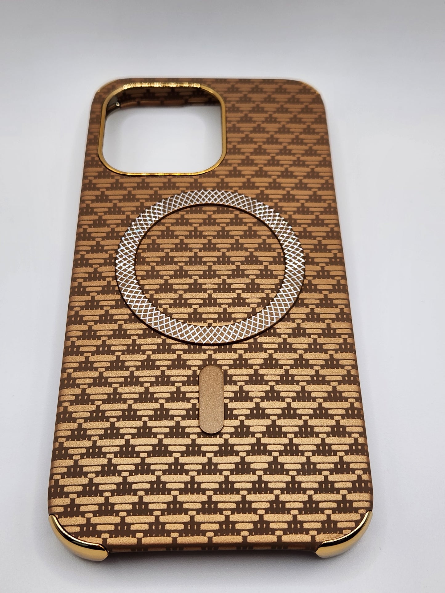 بوشيط آيفون فاخر بصناعة كربونية مع دعم (MagSafe) – حماية أنيقة وقوية (14 PRO MAX)