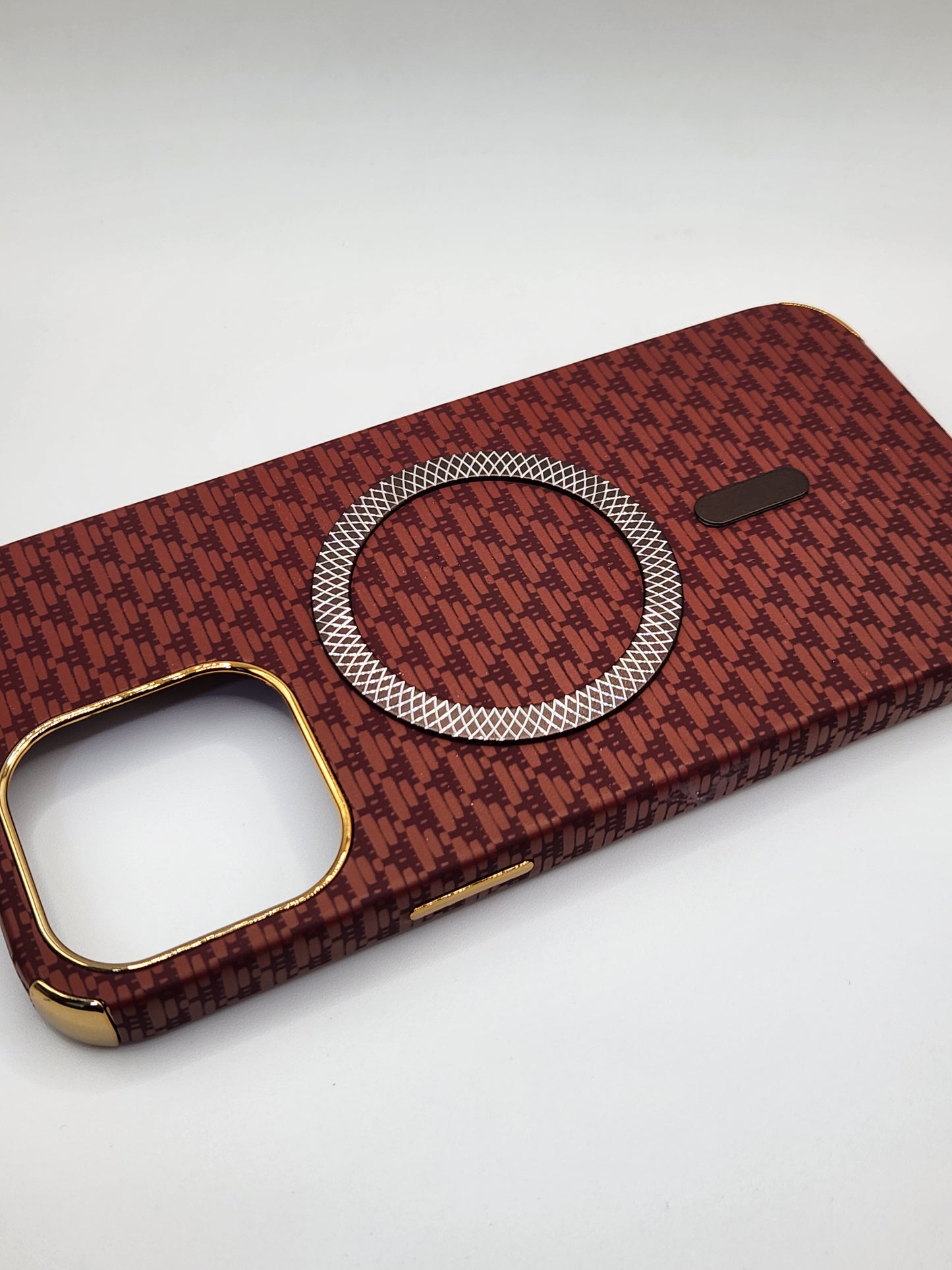 بوشيط آيفون فاخر بصناعة كربونية مع دعم (MagSafe) – حماية أنيقة وقوية (13 PRO MAX)