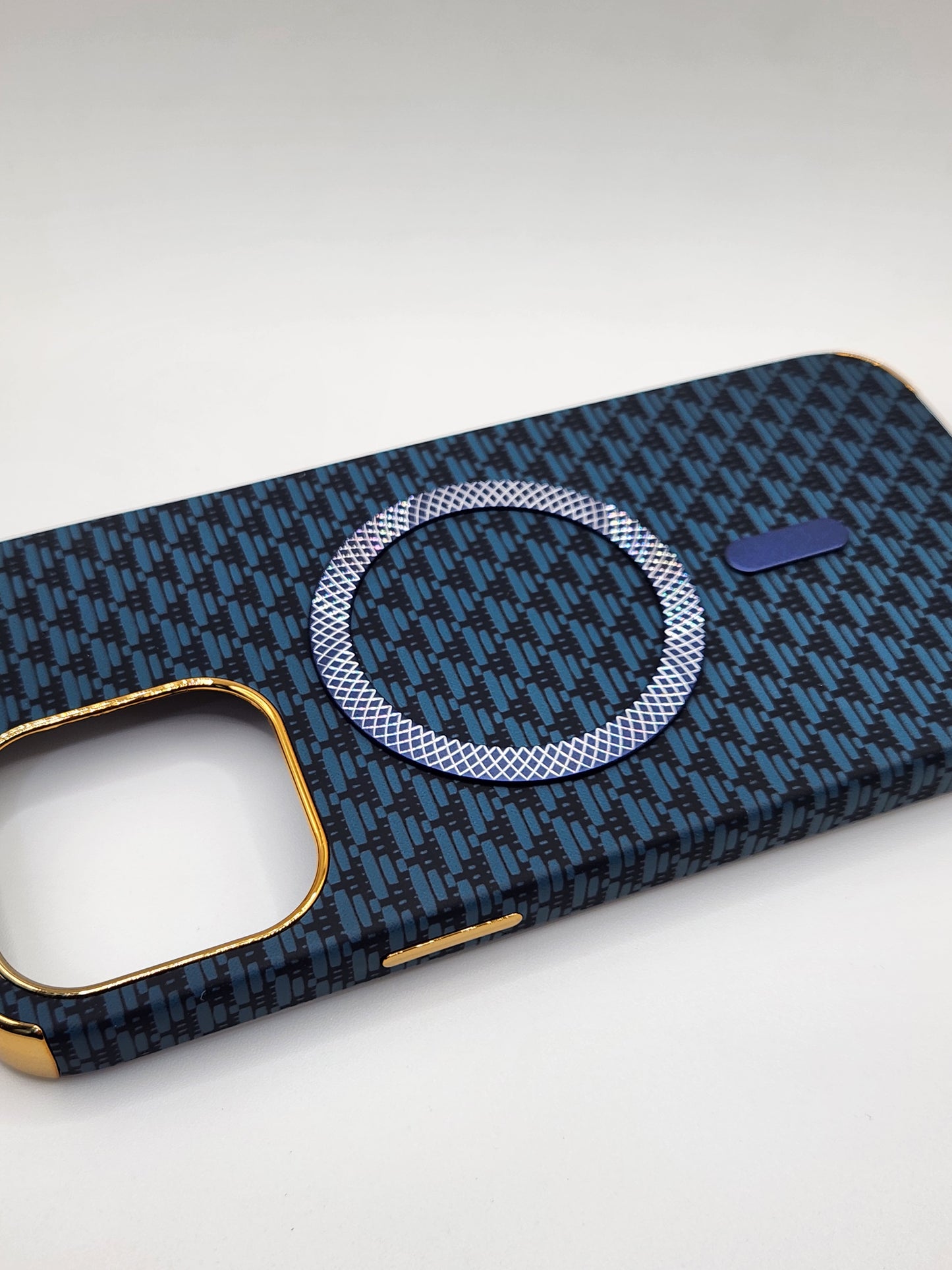 بوشيط آيفون فاخر بصناعة كربونية مع دعم (MagSafe) – حماية أنيقة وقوية (13 PRO)