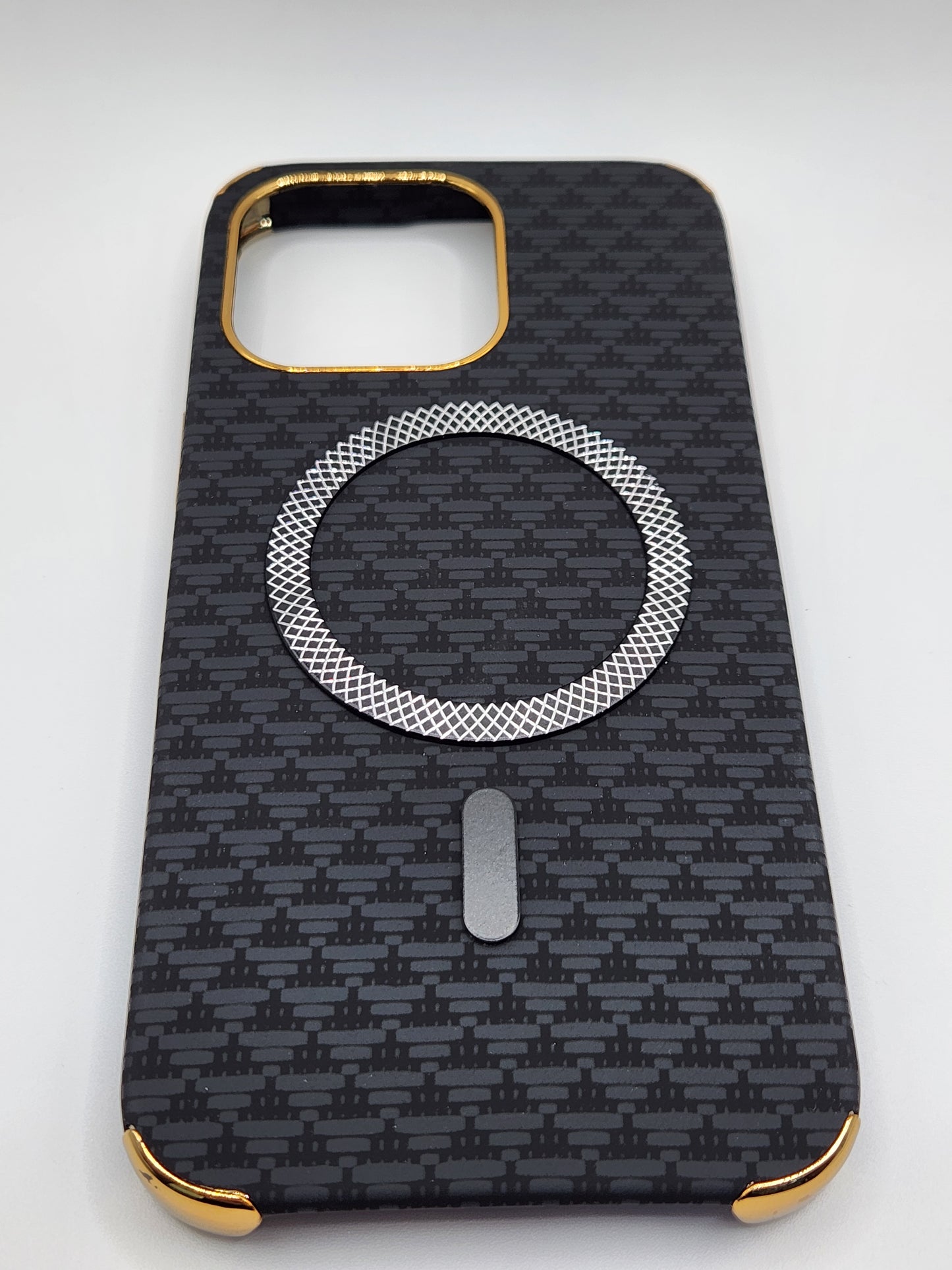 بوشيط آيفون فاخر بصناعة كربونية مع دعم (MagSafe) – حماية أنيقة وقوية (15 PRO MAX)