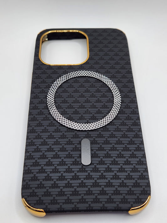 بوشيط آيفون فاخر بصناعة كربونية مع دعم (MagSafe) – حماية أنيقة وقوية (15 PRO MAX)