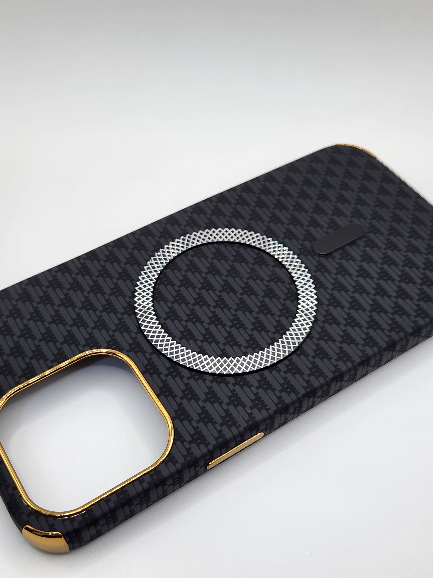 بوشيط آيفون فاخر بصناعة كربونية مع دعم (MagSafe) – حماية أنيقة وقوية (15 PRO MAX)