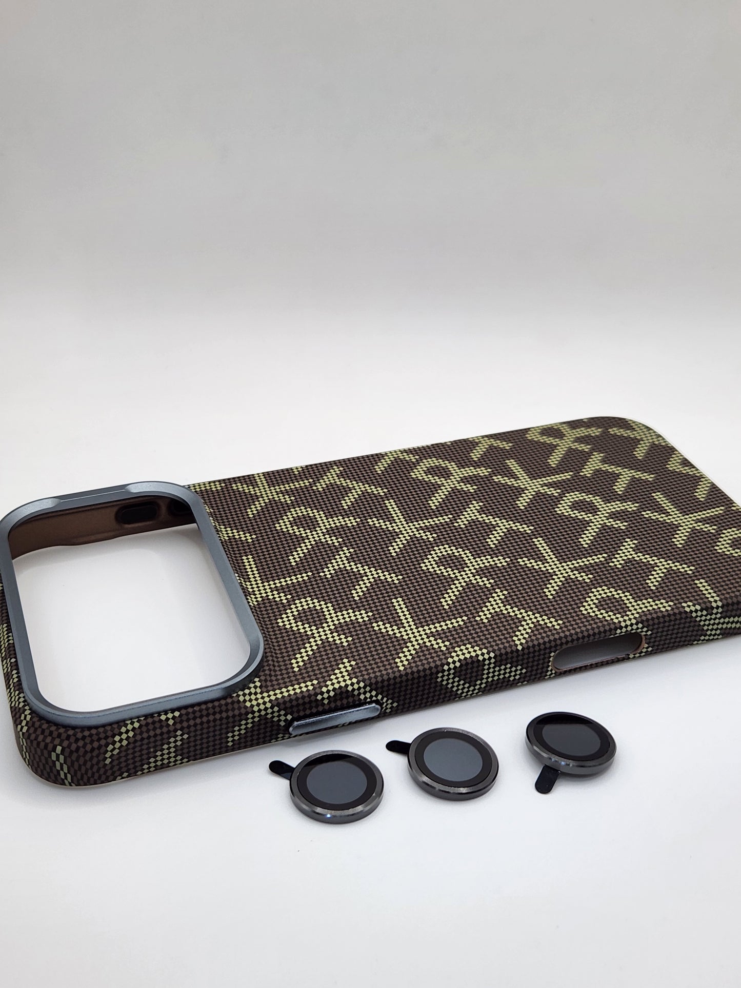 🔶بوشيط آيفون كربوني فاخر بدعم MagSafe وحماية كاملة(17 PRO MAX)