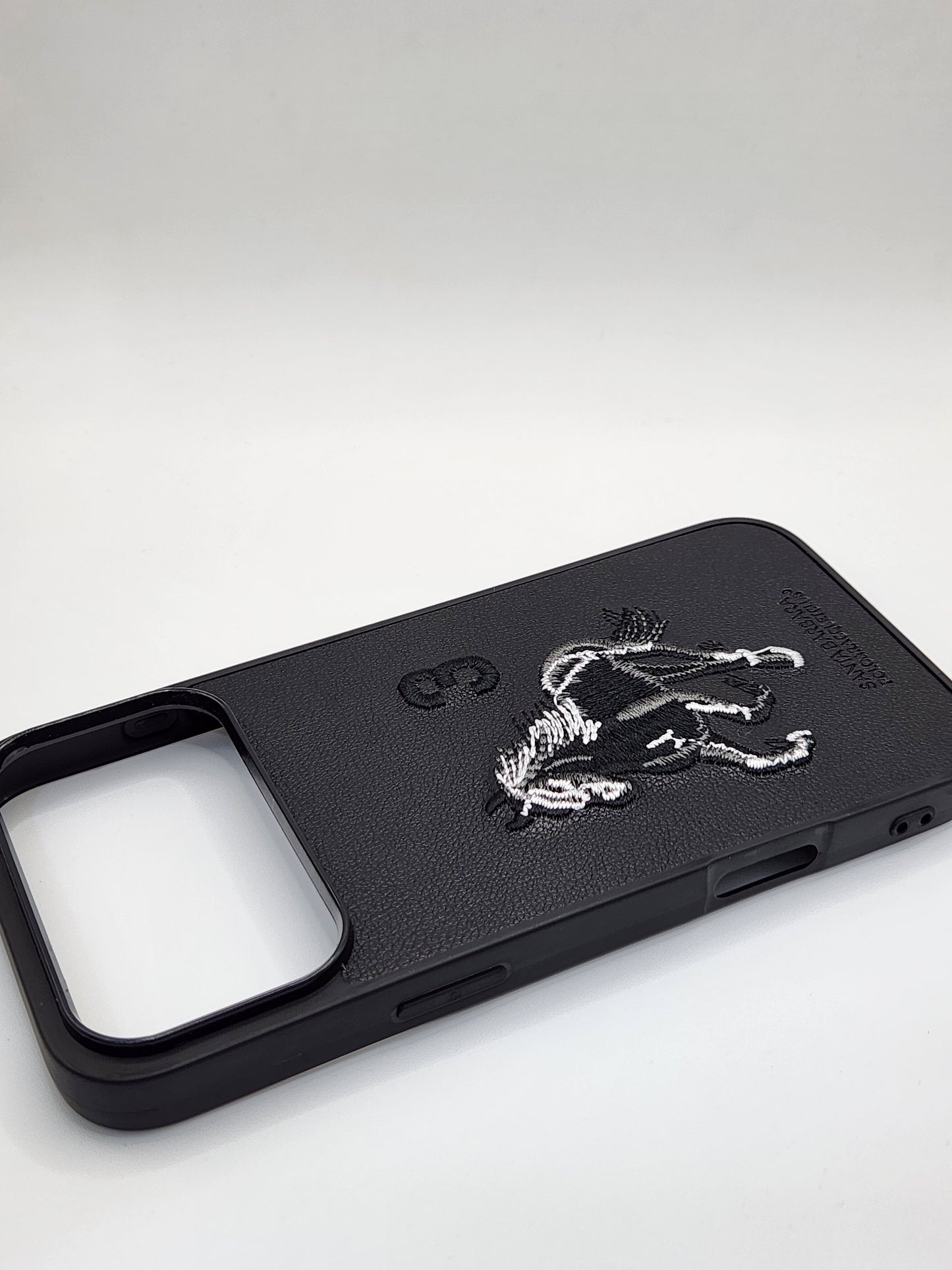 بوشيط هاتف فاخر بتصميم أنيق وتطريز حصان مميز 🐎(17 PRO MAX)