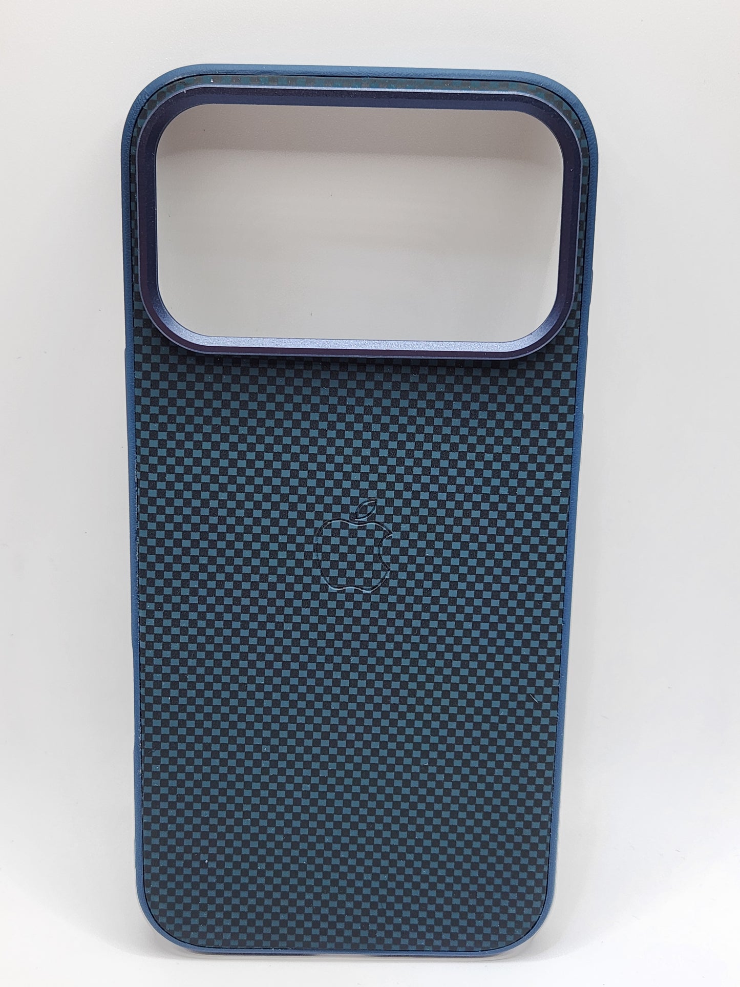 بوشيط آيفون  بنقشة كربونية – حماية أنيقة ولمسة فخامة(17 PRO MAX)