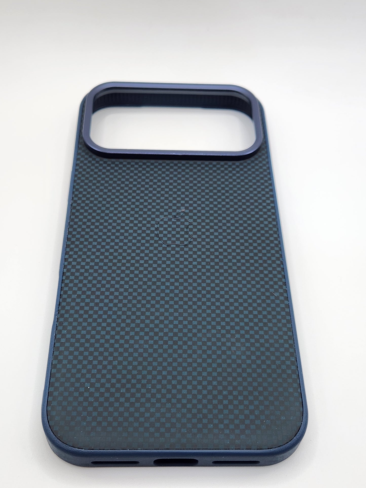 بوشيط آيفون  بنقشة كربونية – حماية أنيقة ولمسة فخامة(17 PRO MAX)