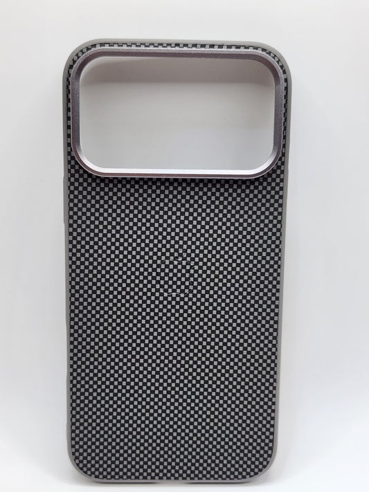 بوشيط آيفون  بنقشة كربونية – حماية أنيقة ولمسة فخامة(17 PRO MAX)