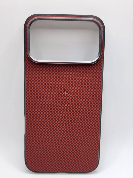 بوشيط آيفون  بنقشة كربونية – حماية أنيقة ولمسة فخامة(17 PRO MAX)