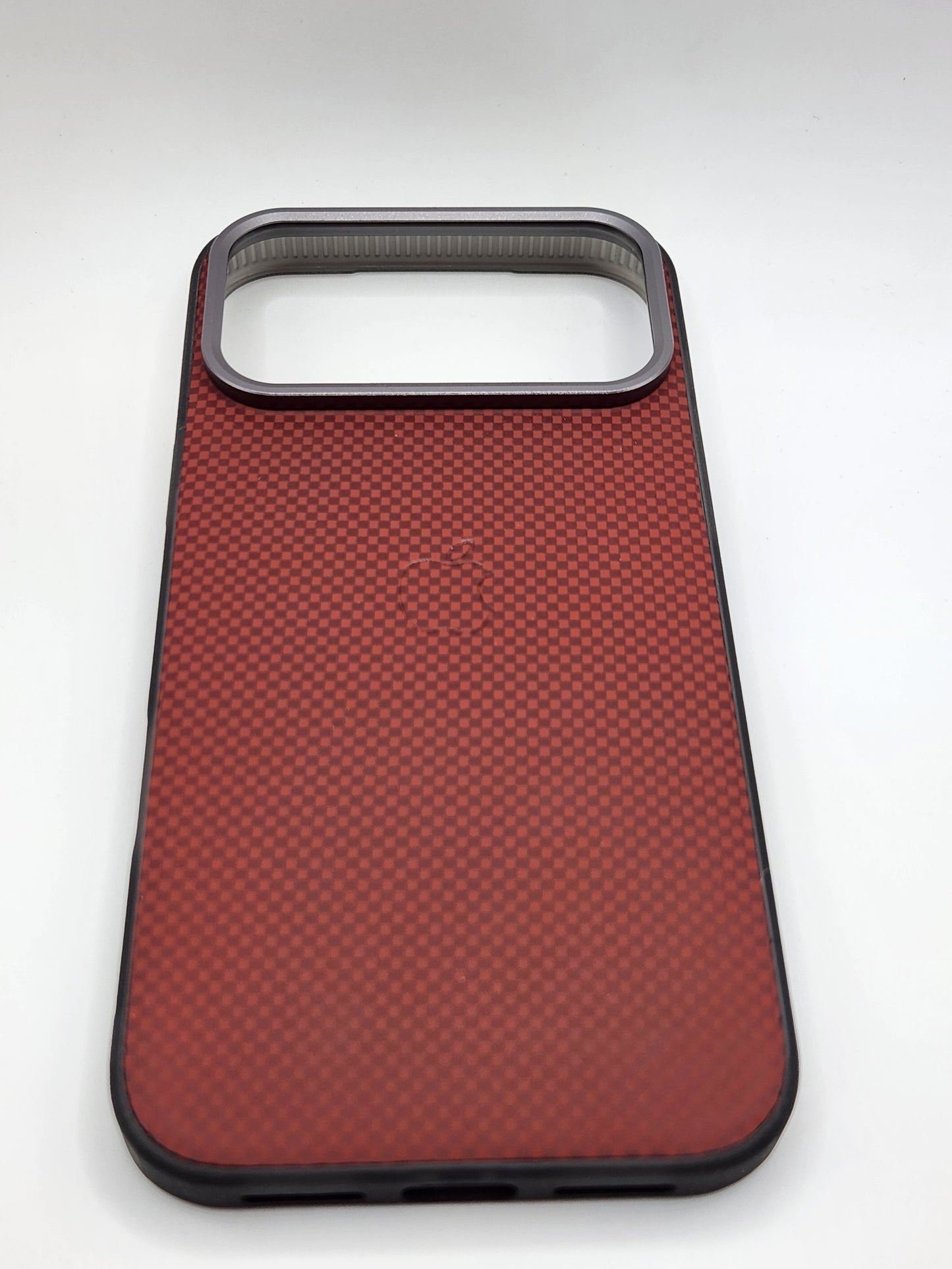 بوشيط آيفون  بنقشة كربونية – حماية أنيقة ولمسة فخامة(17 PRO MAX)