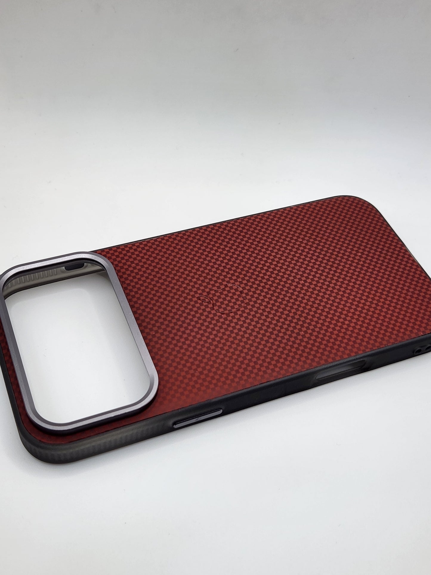 بوشيط آيفون  بنقشة كربونية – حماية أنيقة ولمسة فخامة(17 PRO MAX)