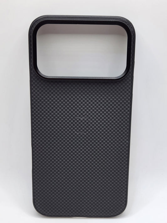 بوشيط آيفون بنقشة كربونية – حماية أنيقة ولمسة فخامة(17 PRO MAX)