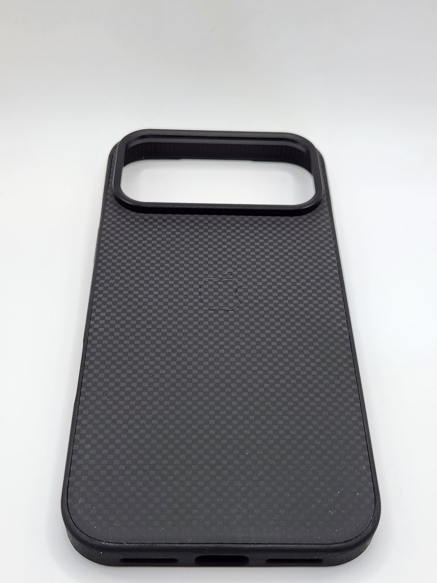 بوشيط آيفون بنقشة كربونية – حماية أنيقة ولمسة فخامة(17 PRO MAX)