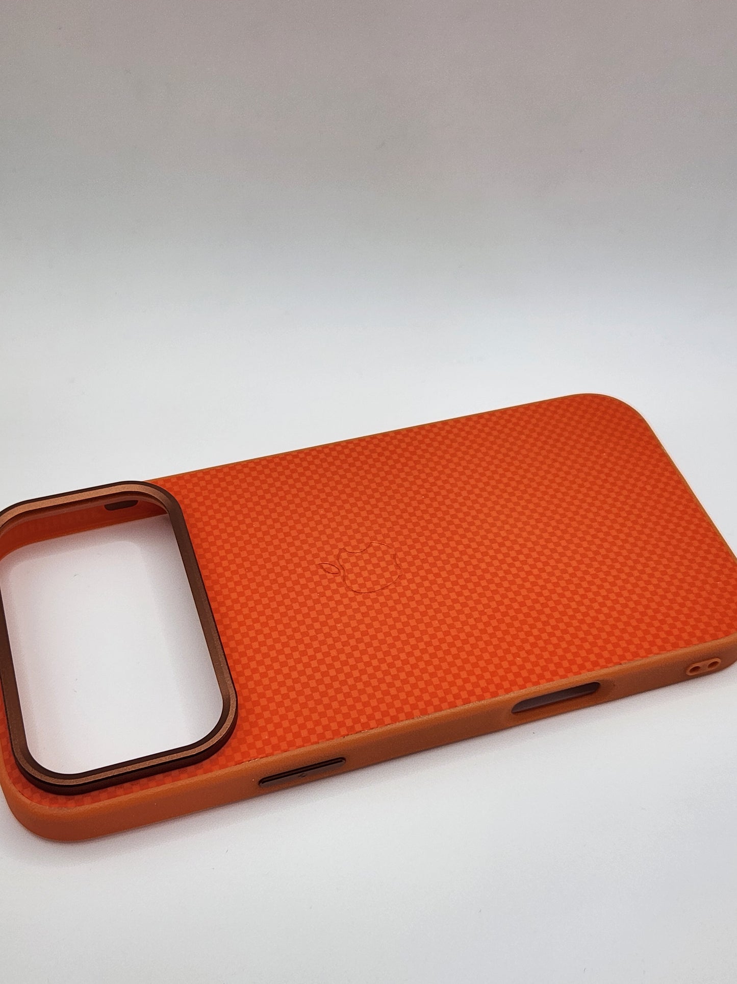 بوشيط آيفون  بنقشة كربونية – حماية أنيقة ولمسة فخامة(17 PRO MAX)