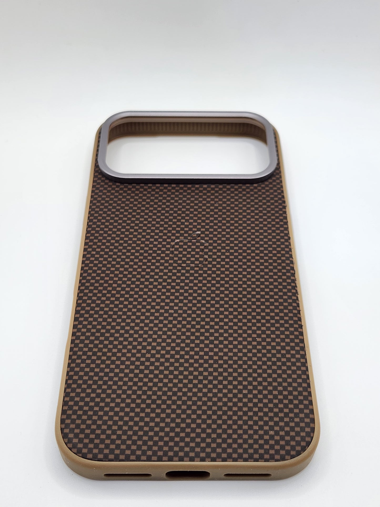 بوشيط آيفون بنقشة كربونية – حماية أنيقة ولمسة فخامة(17 PRO MAX)