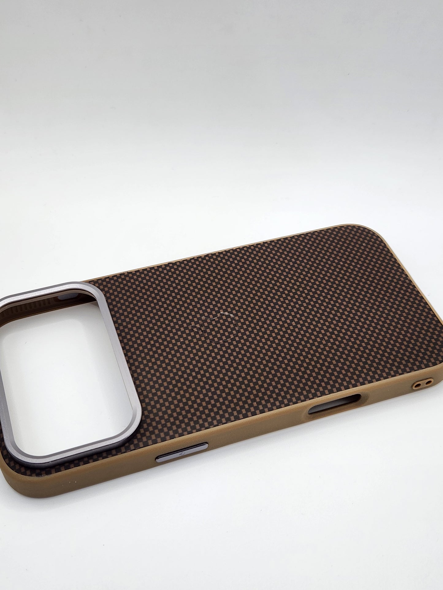 بوشيط آيفون بنقشة كربونية – حماية أنيقة ولمسة فخامة(17 PRO MAX)