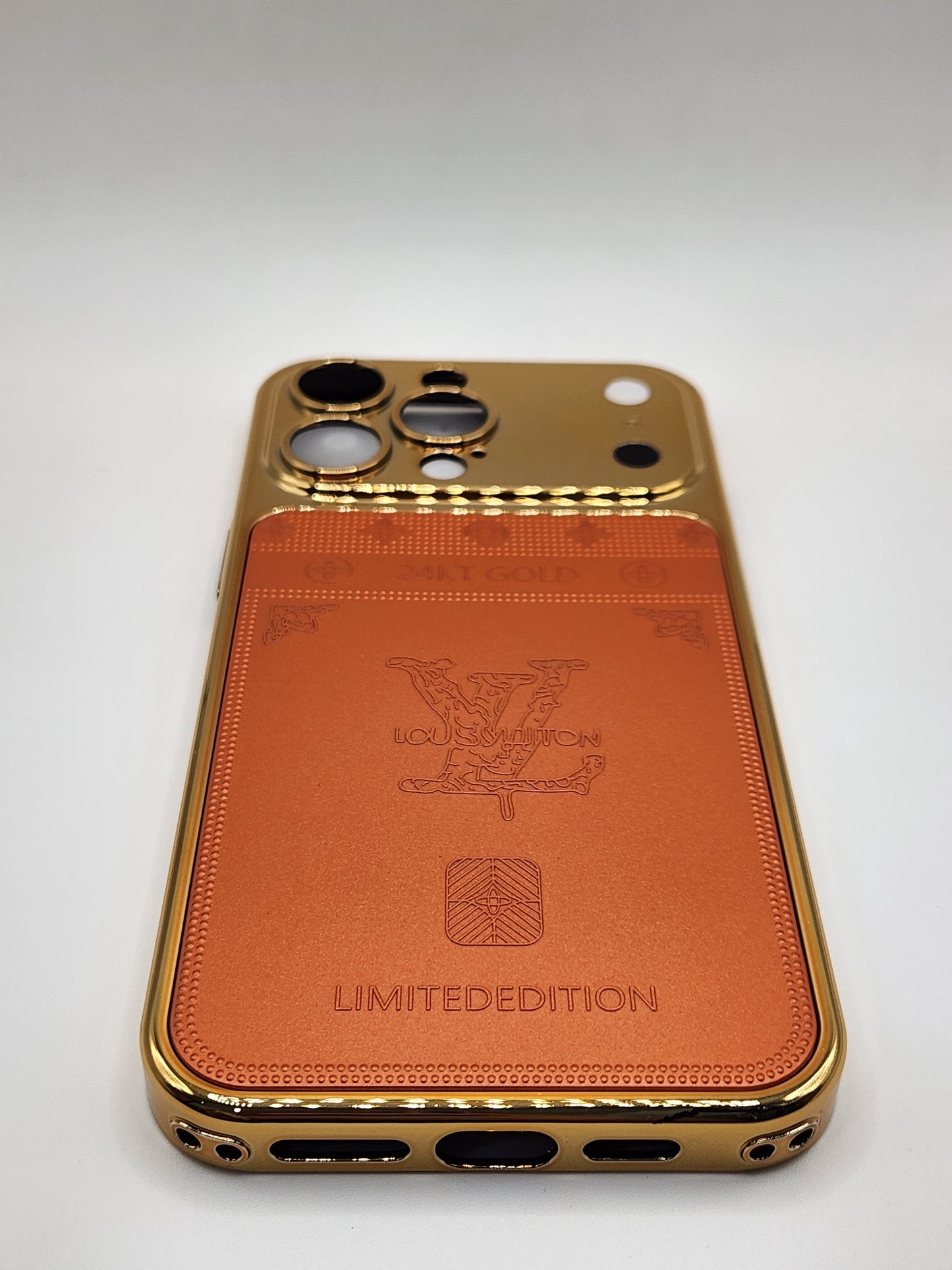 بوشيط فاخر لأيفون 14 برو ماكس بتصميم أيفون 17 برو ماكس – إطار ذهبي أنيق بلمسة فخمة(IPHONE 14 PRO MAX)