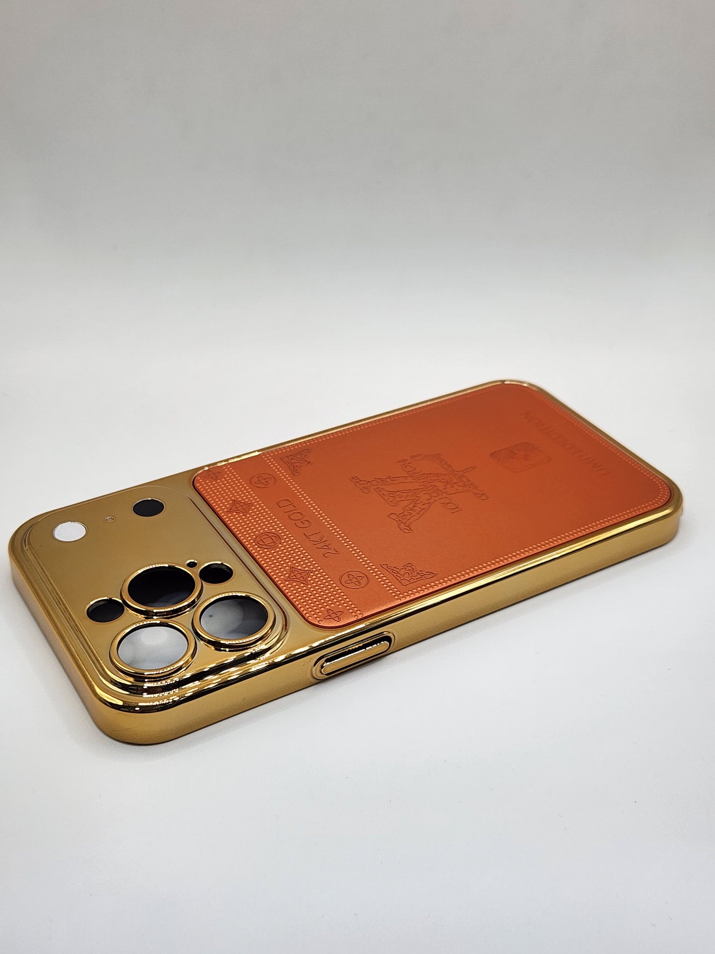 بوشيط فاخر لأيفون 14 برو ماكس بتصميم أيفون 17 برو ماكس – إطار ذهبي أنيق بلمسة فخمة(IPHONE 14 PRO MAX)