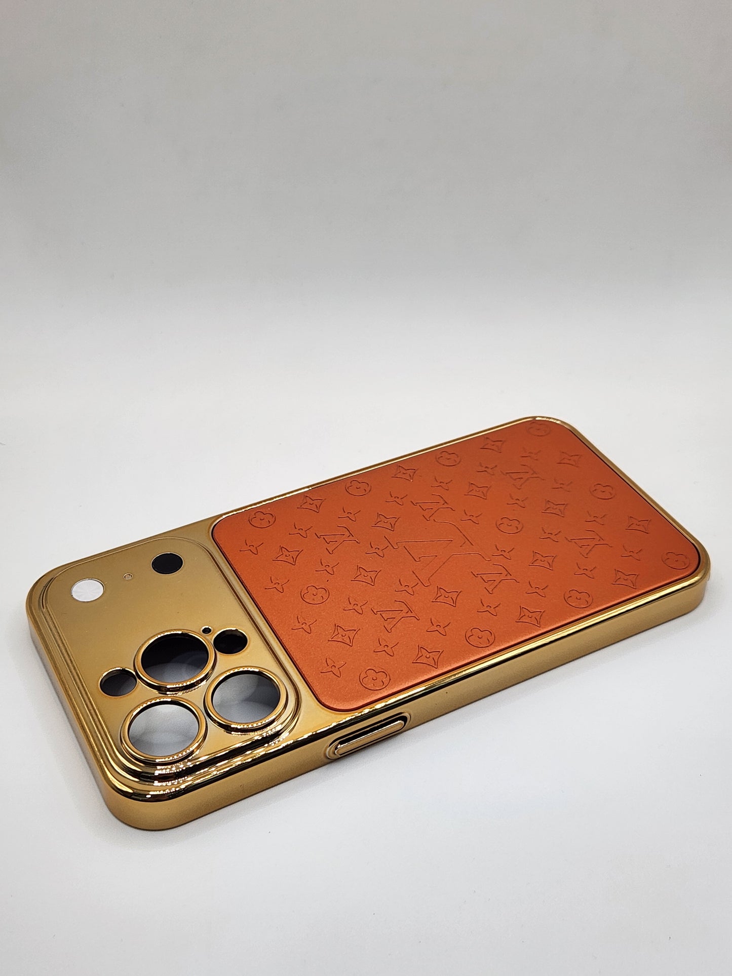 بوشيط فاخر لأيفون 15 برو ماكس بتصميم أيفون 17 برو ماكس – إطار ذهبي أنيق بلمسة فخمة(IPHONE 15 PRO MAX)