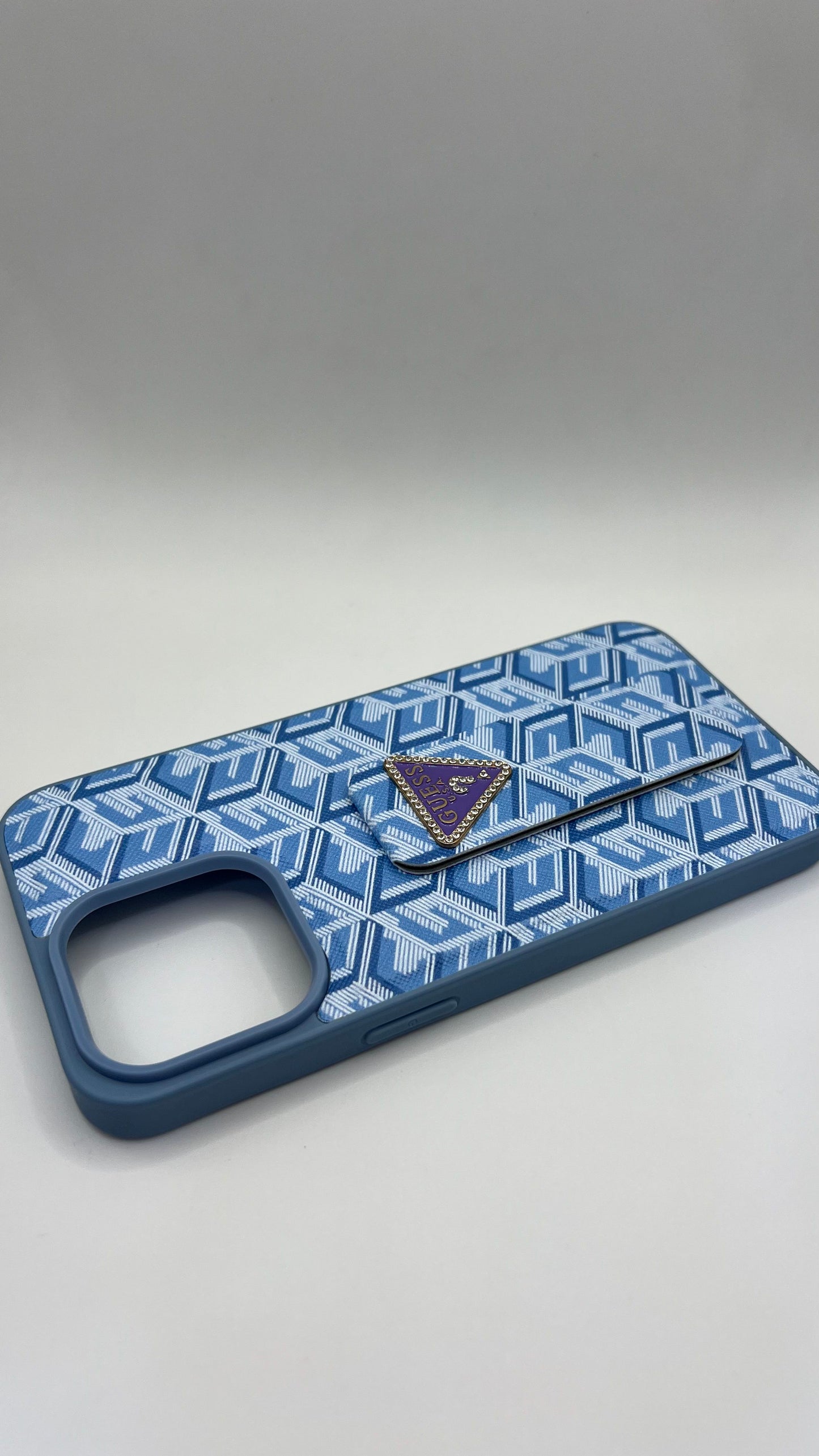 بوشيط فاخر  مع حامل مدمج – أناقة وعملية في آن واحد(IPHONE 15 PRO MAX)