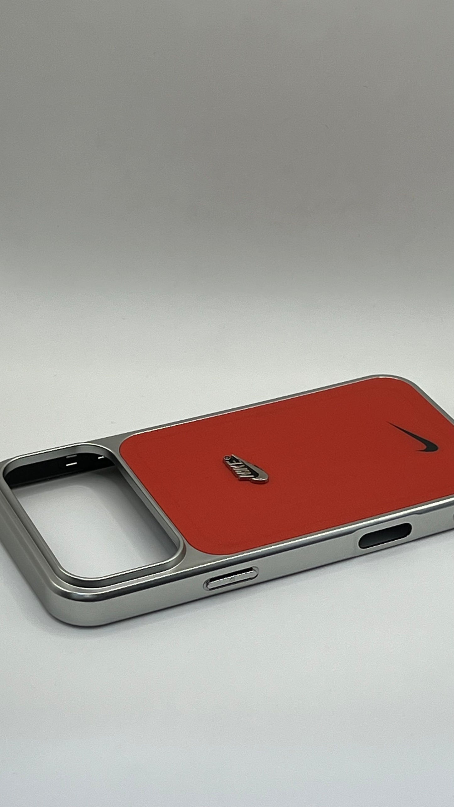 بوشيط بتصميم عصري أنيق ولمسة رياضية مميزة✅(IPHONE 17 PRO MAX)