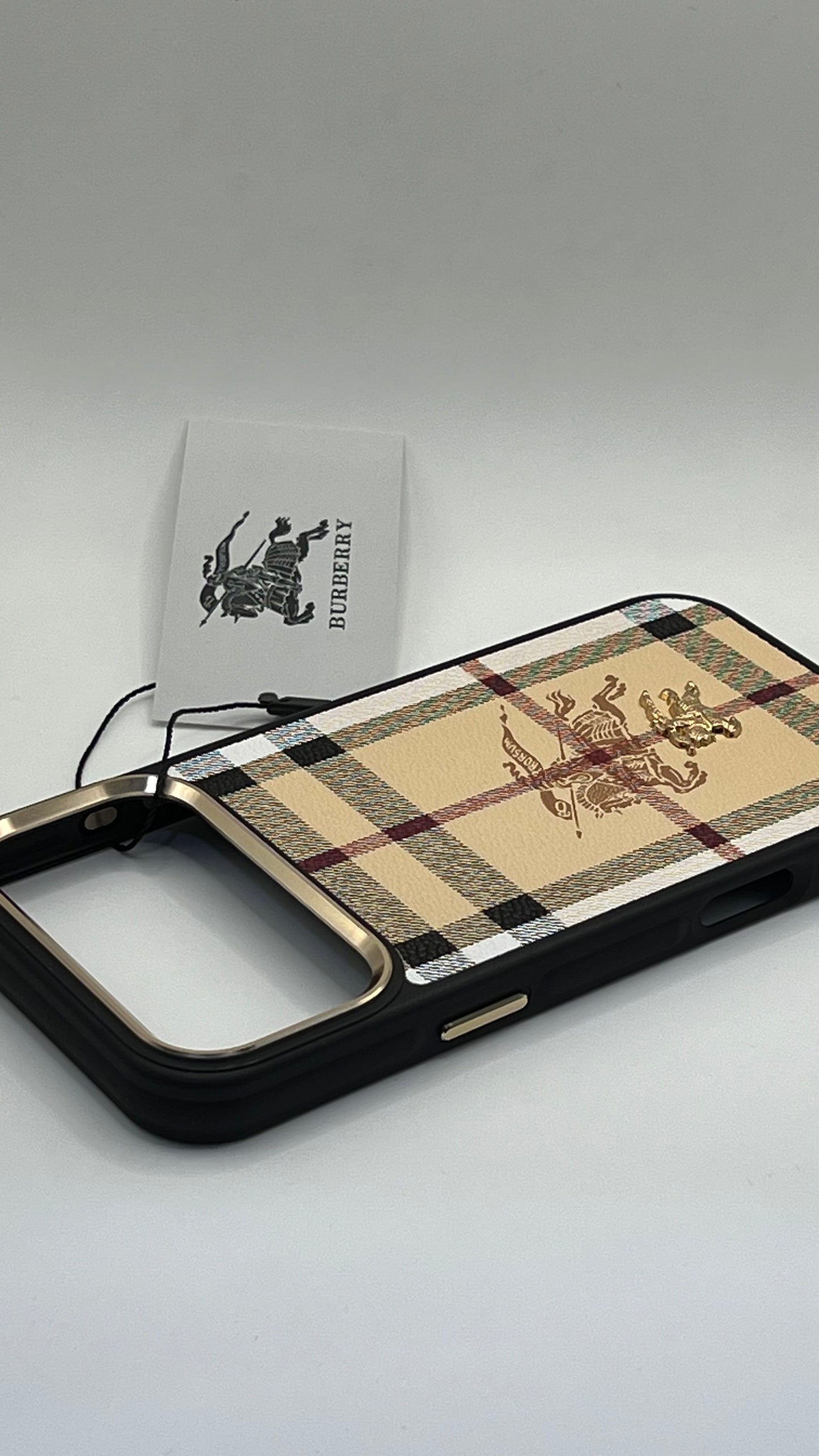 بوشيط فاخر بتصميم أنيق وإطار معدني عصري(IPHONE 17 PRO MAX)