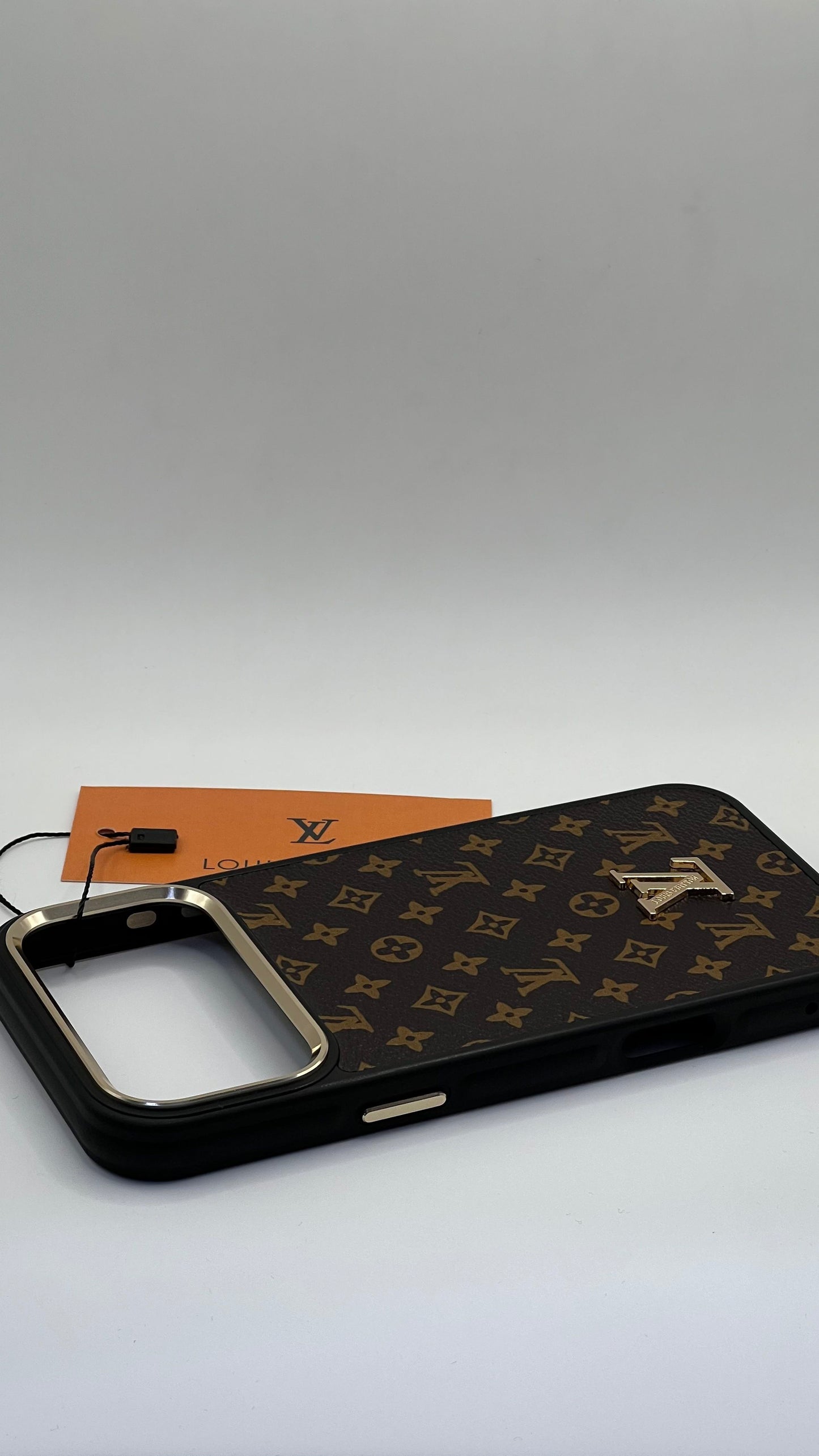 بوشيط فاخر بتصميم أنيق وإطار معدني عصري(IPHONE 17 PRO MAX)