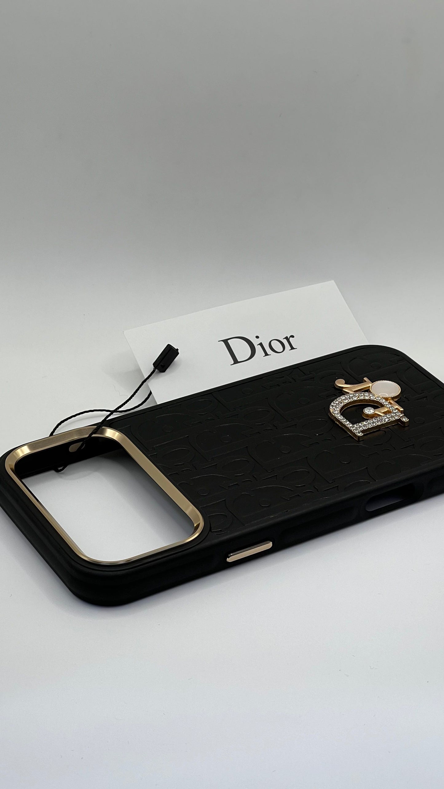 بوشيط فاخر بتصميم أنيق وإطار معدني عصري(IPHONE 17 PRO MAX)