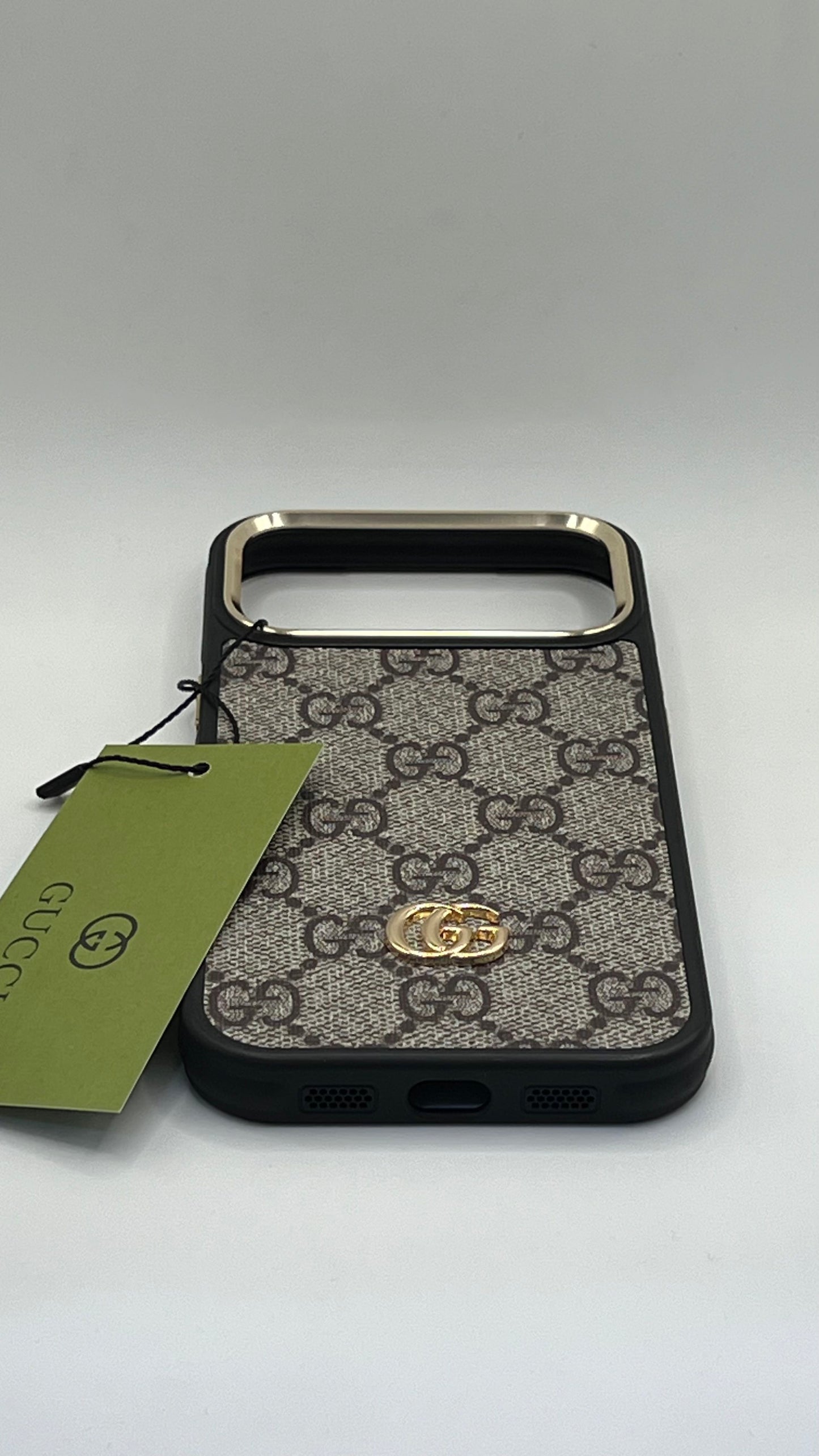 بوشيط فاخر بتصميم أنيق وإطار معدني عصري(IPHONE 17 PRO MAX)