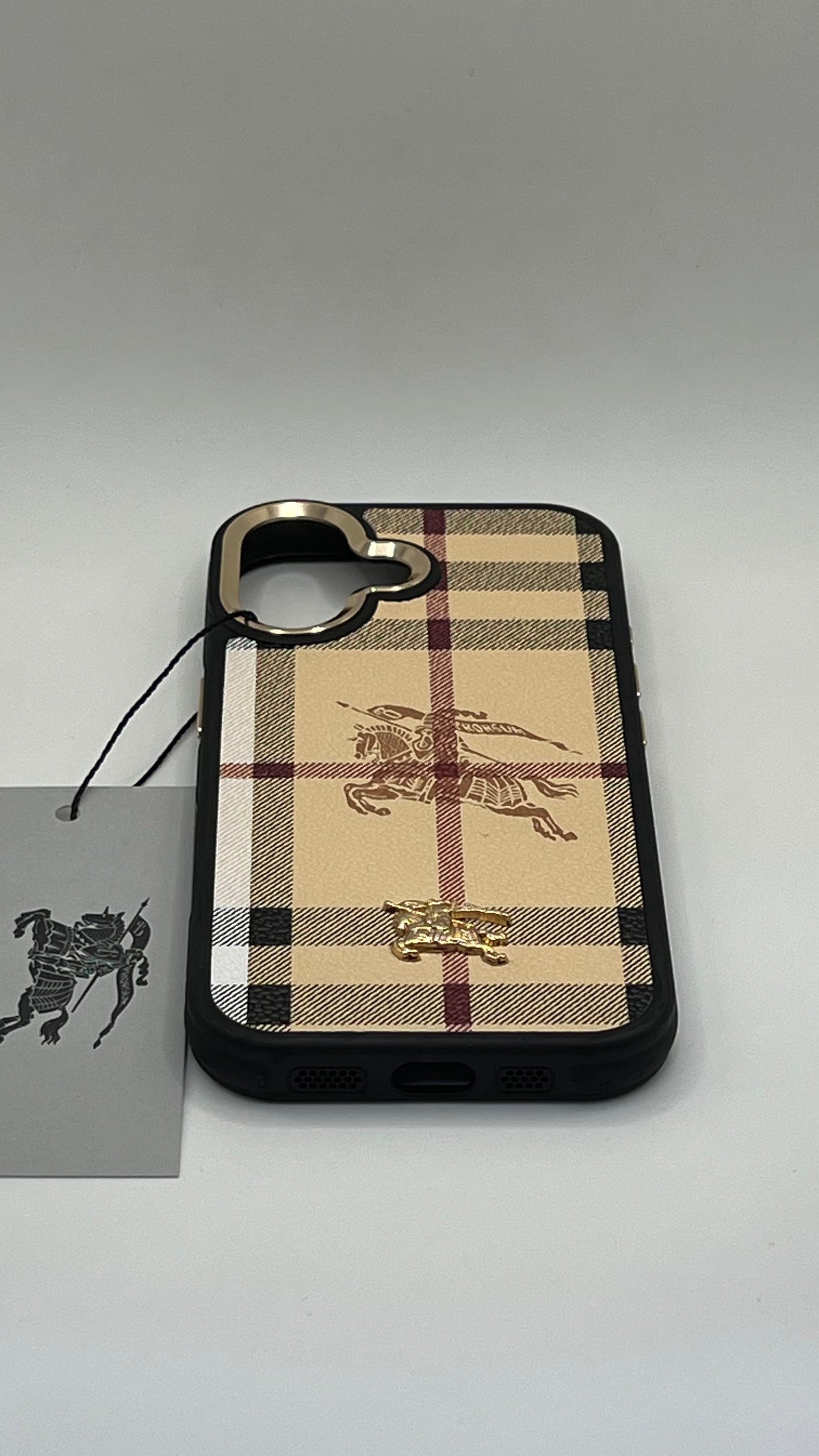 بوشيط فاخر بتصميم أنيق وإطار معدني عصري(IPHONE 17 NORMAL)