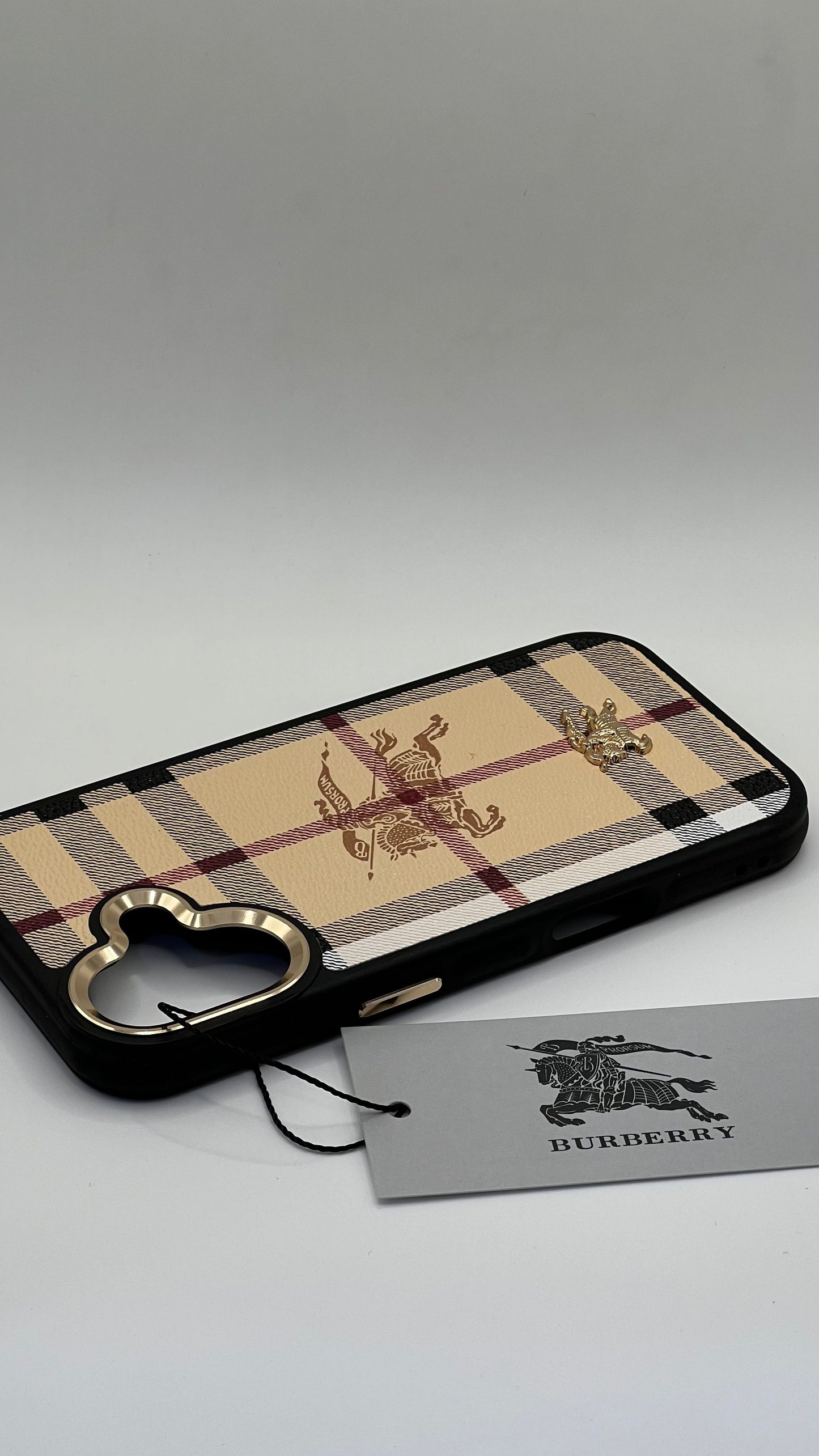 بوشيط فاخر بتصميم أنيق وإطار معدني عصري(IPHONE 17 NORMAL)