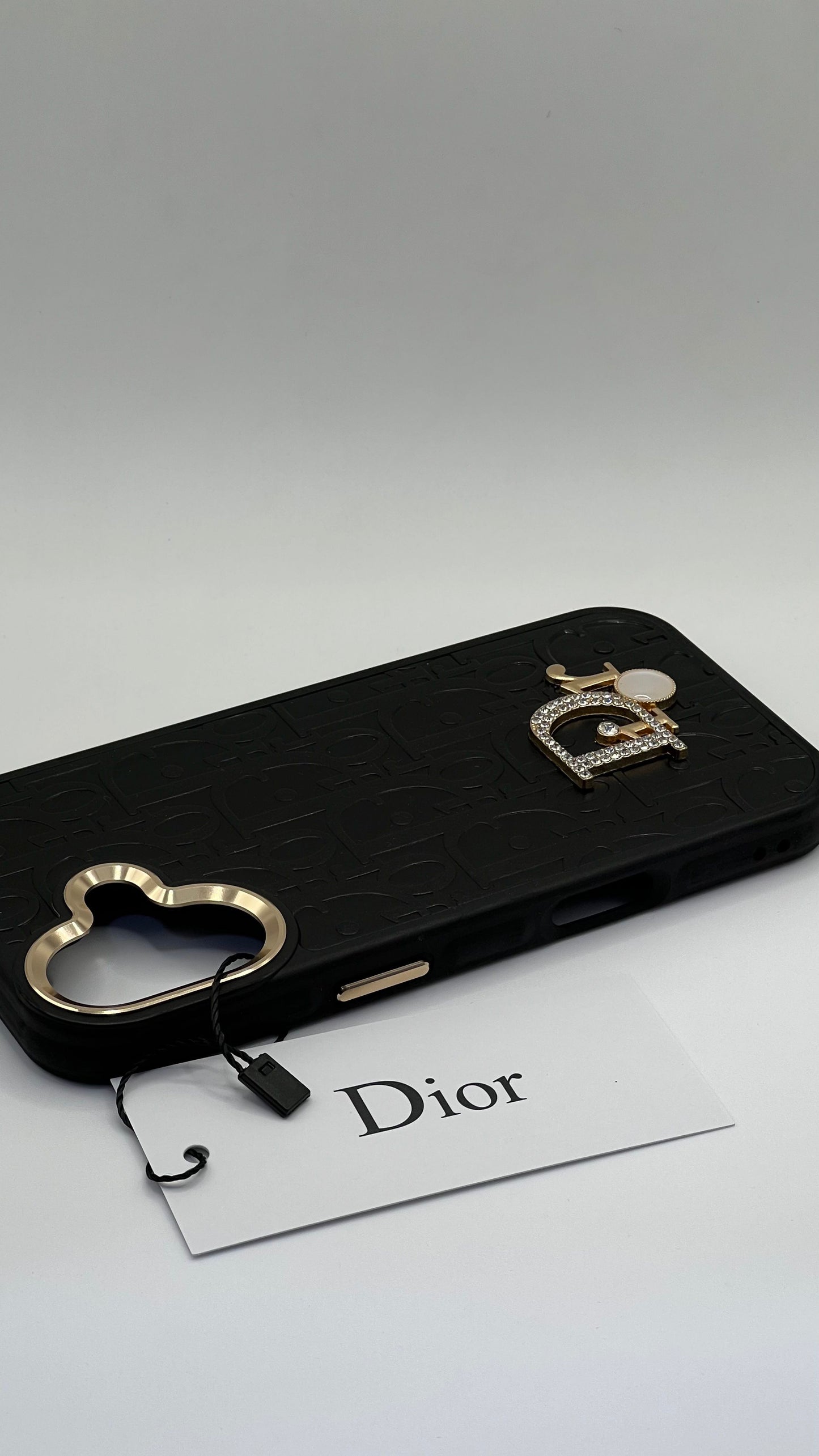 بوشيط فاخر بتصميم أنيق وإطار معدني عصري(IPHONE 17 NORMAL)